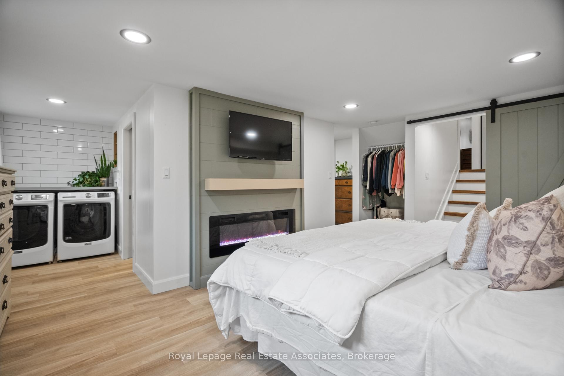 Photo 33 of 86 Queensdale Crescent, Guelph, Willow West/Sugarbush/West Acres — HOMEH