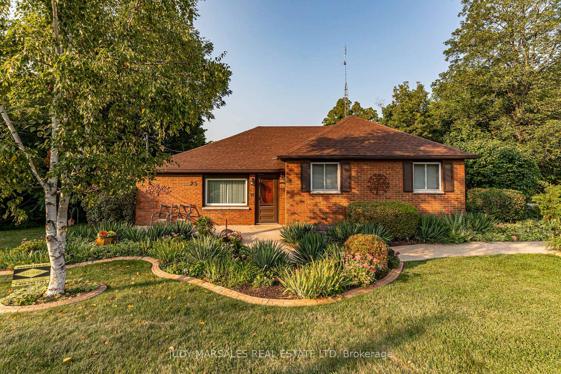 Photo 1 of 25 Ridge Road E, Grimsby, Grimsby Escarpment — HOMEH
