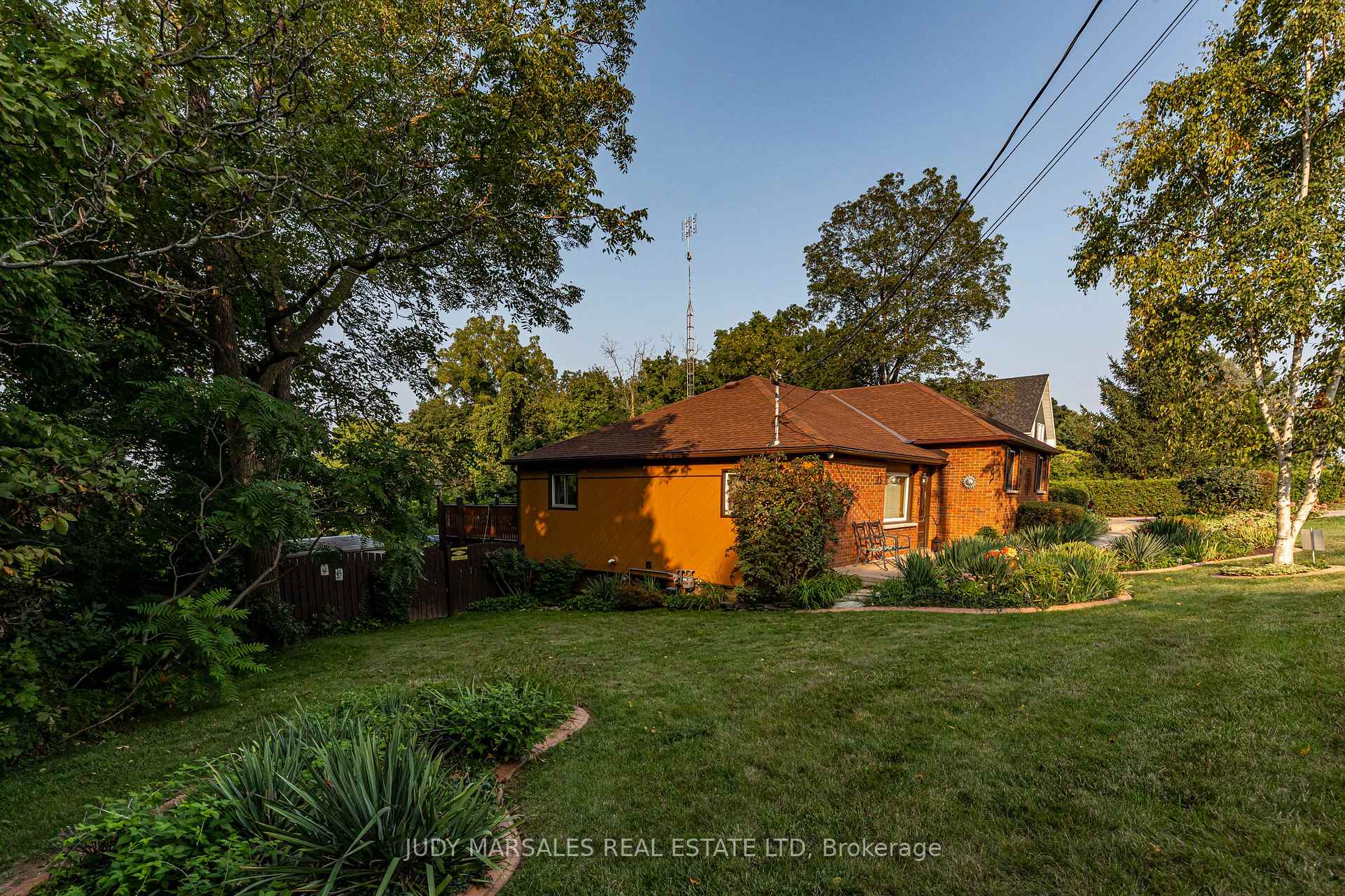 Photo 2 of 25 Ridge Road E, Grimsby, Grimsby Escarpment — HOMEH