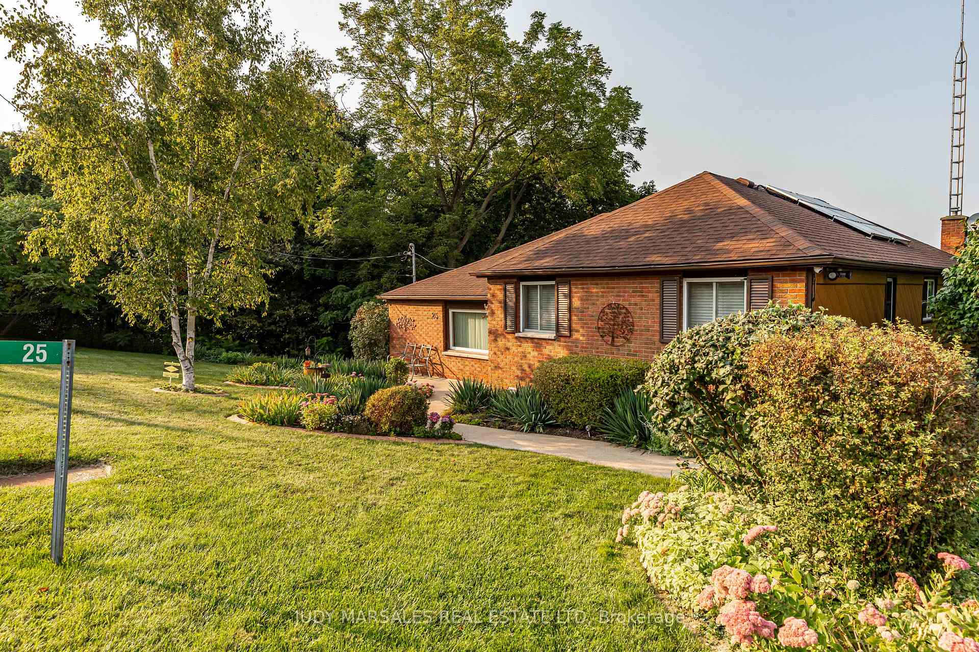 Photo 3 of 25 Ridge Road E, Grimsby, Grimsby Escarpment — HOMEH