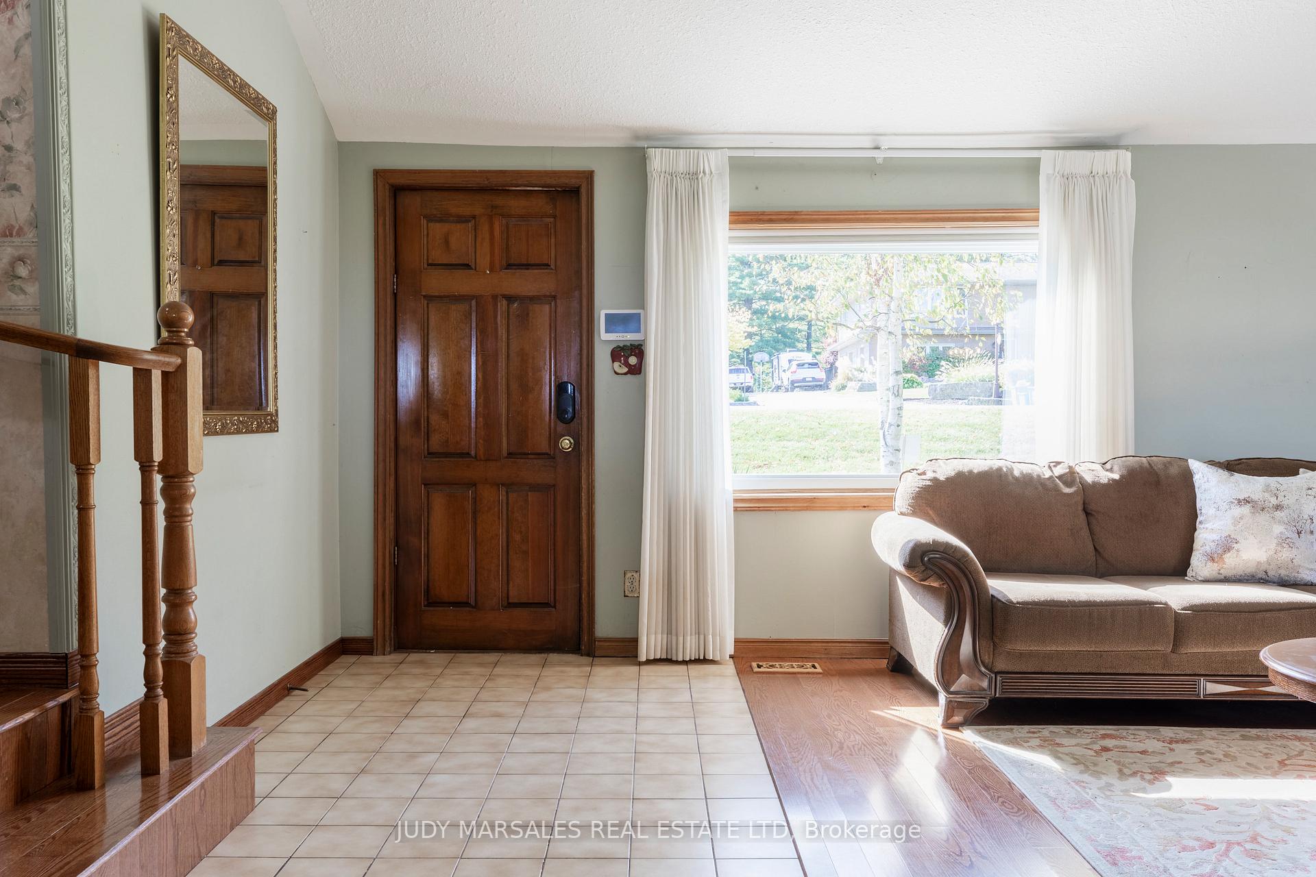 Photo 4 of 25 Ridge Road E, Grimsby, Grimsby Escarpment — HOMEH