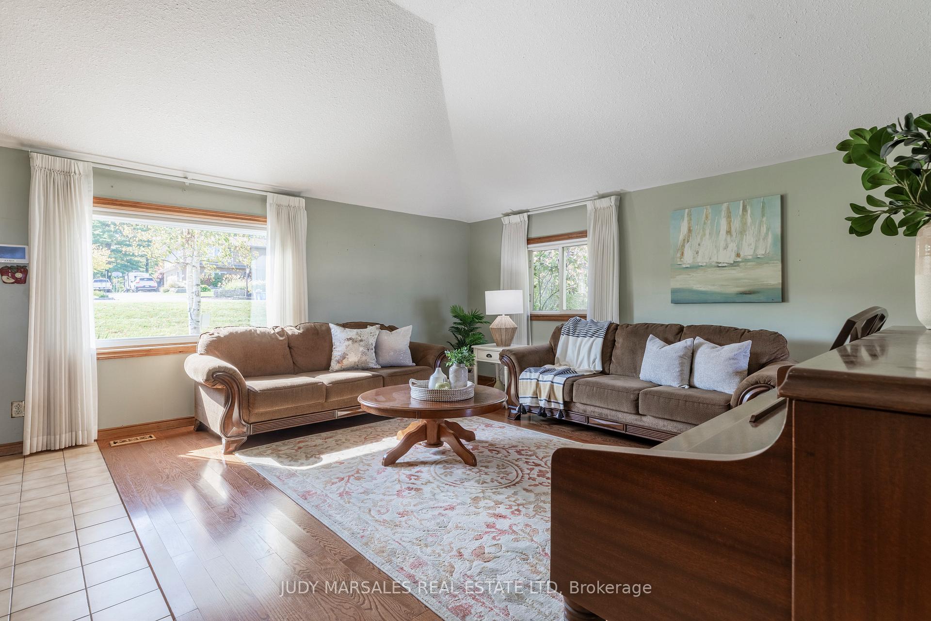 Photo 5 of 25 Ridge Road E, Grimsby, Grimsby Escarpment — HOMEH