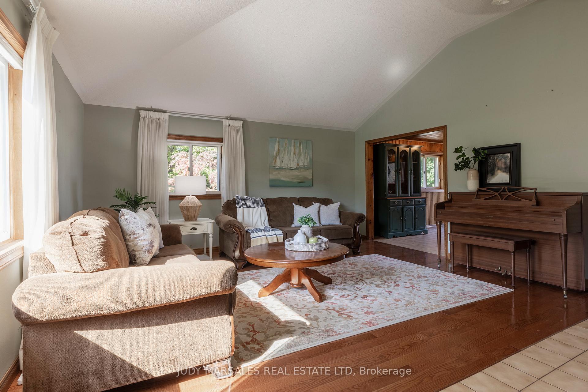 Photo 6 of 25 Ridge Road E, Grimsby, Grimsby Escarpment — HOMEH