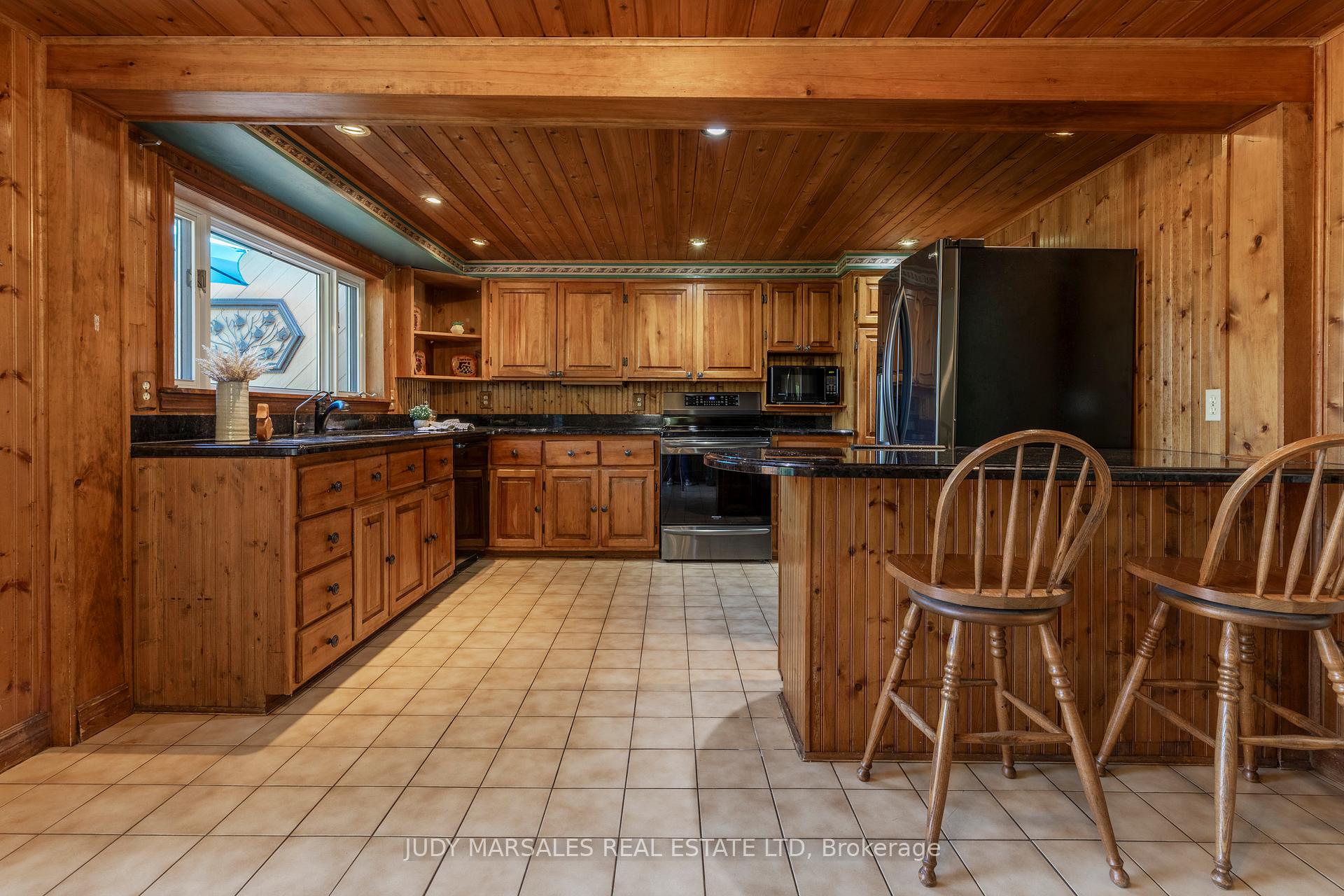 Photo 8 of 25 Ridge Road E, Grimsby, Grimsby Escarpment — HOMEH
