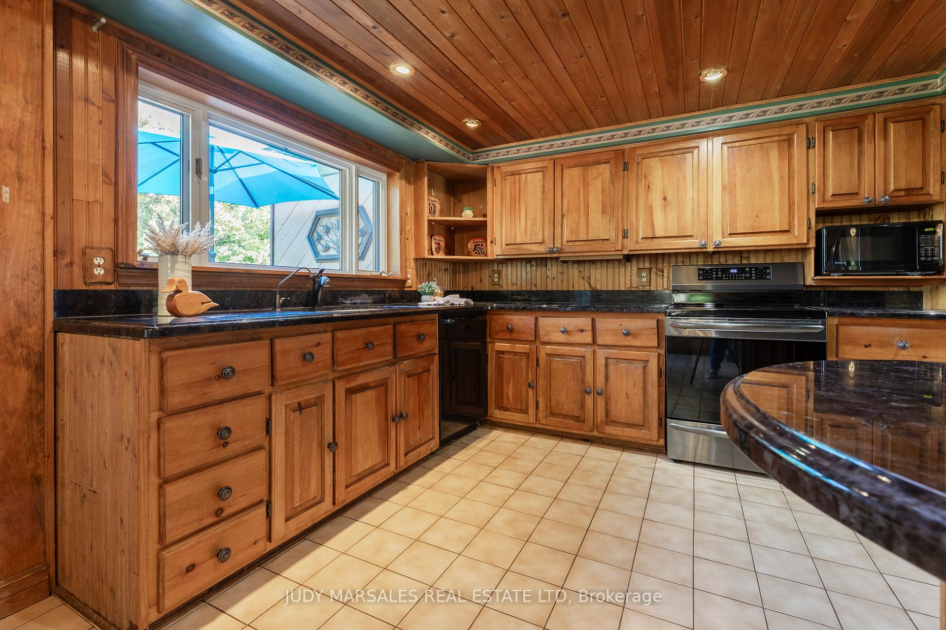 Photo 9 of 25 Ridge Road E, Grimsby, Grimsby Escarpment — HOMEH