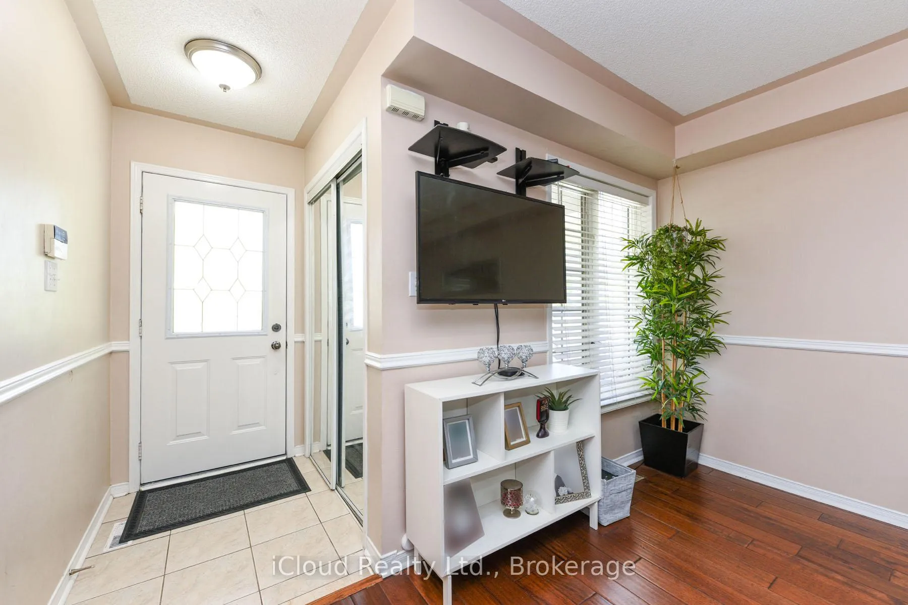 Photo 5 of 12 Bramcedar Crescent, Brampton, Northwest Sandalwood Parkway — HOMEH