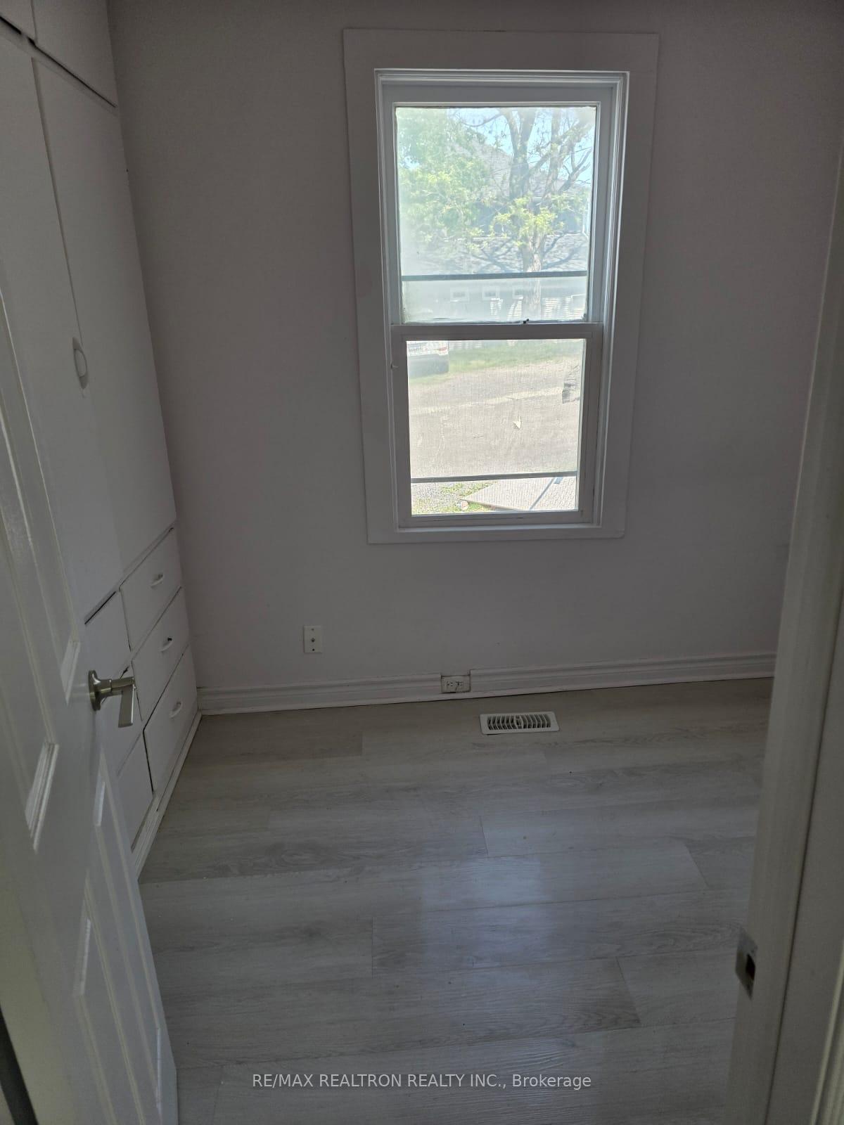 Photo 2 of Unit Apartment A, 15411 Yonge Street, Aurora, Aurora Village — HOMEH