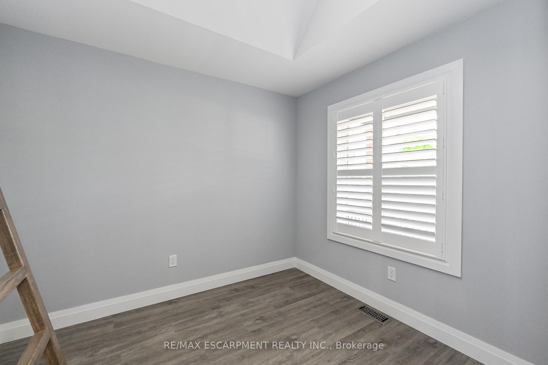 Photo 9 of 95 Houghton Avenue N, Hamilton, Crown Point — HOMEH