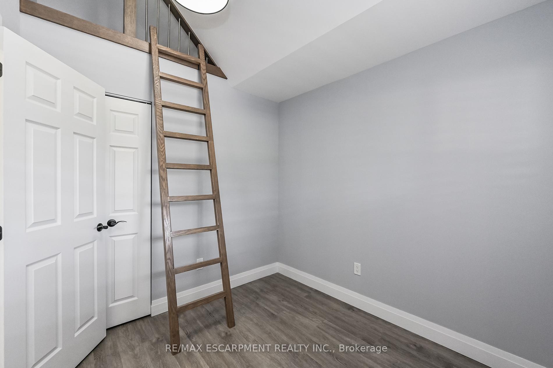 Photo 11 of 95 Houghton Avenue N, Hamilton, Crown Point — HOMEH