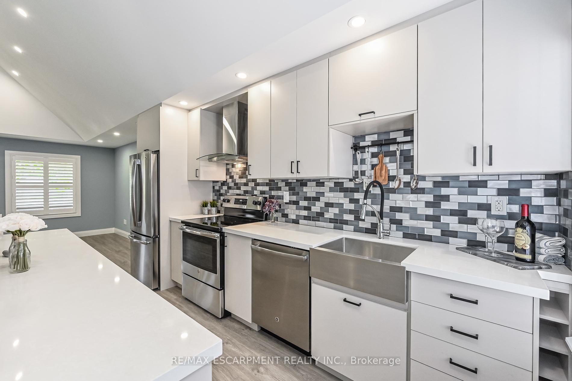 Photo 14 of 95 Houghton Avenue N, Hamilton, Crown Point — HOMEH