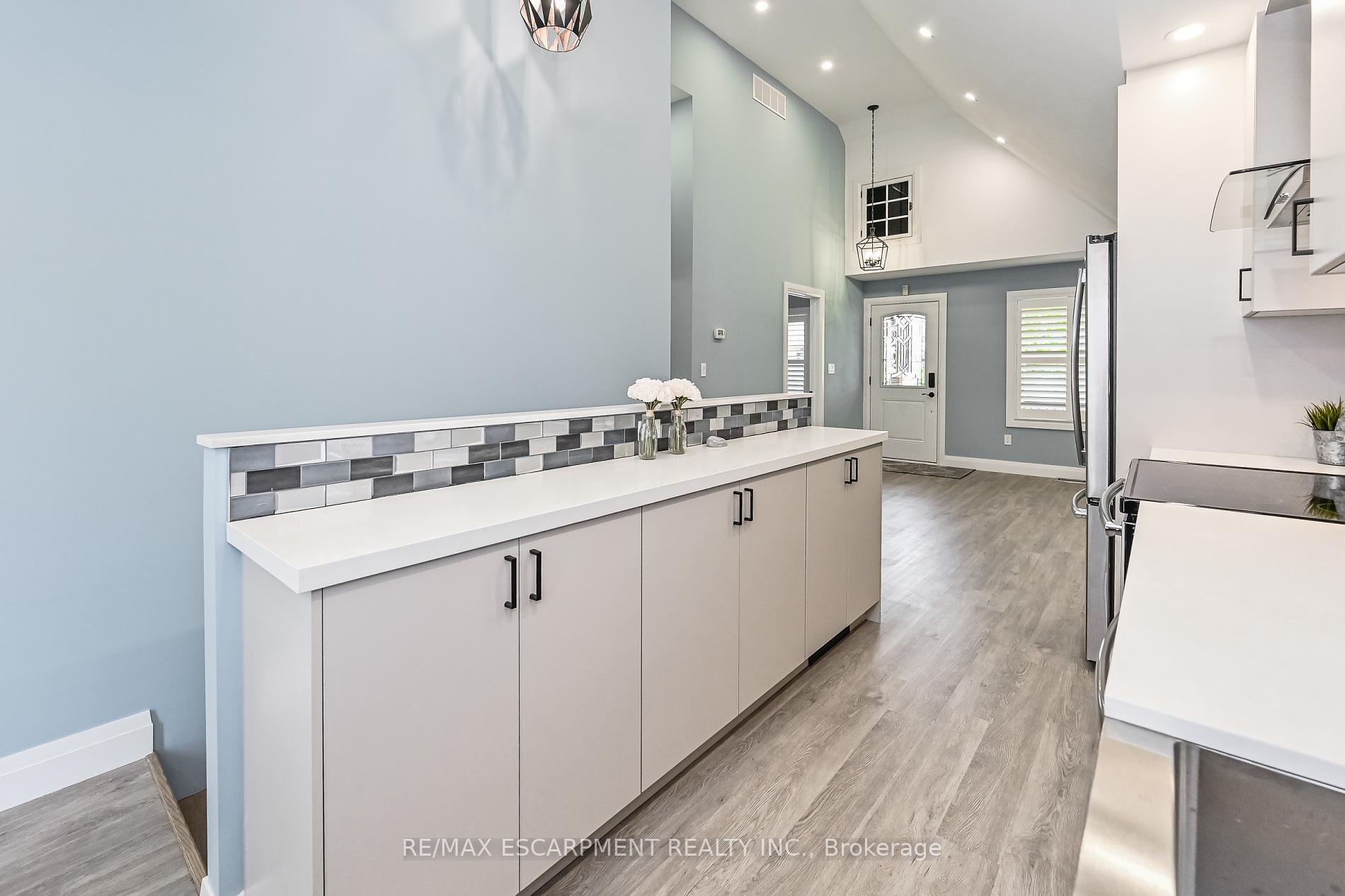 Photo 15 of 95 Houghton Avenue N, Hamilton, Crown Point — HOMEH