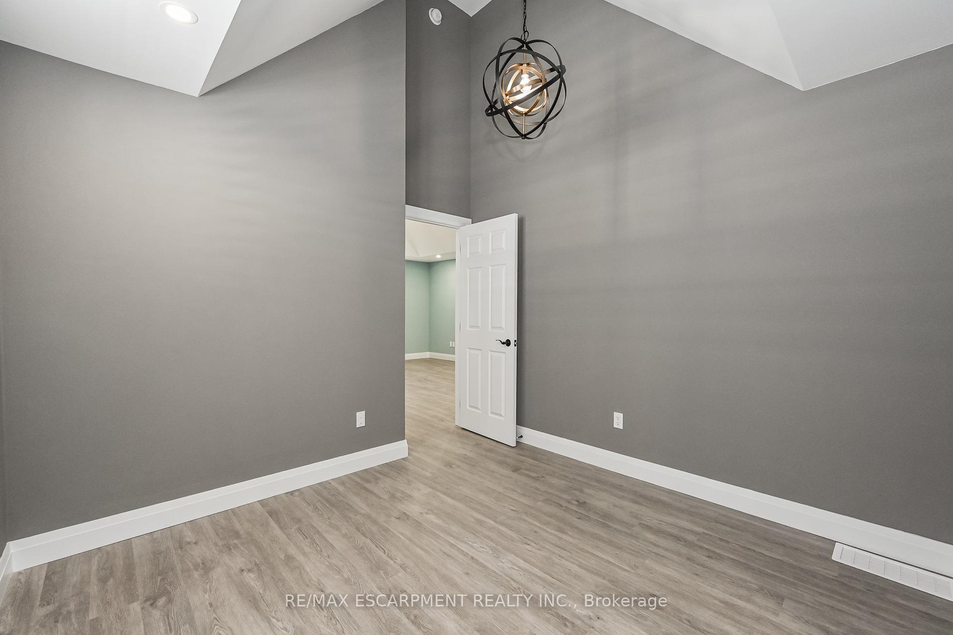 Photo 20 of 95 Houghton Avenue N, Hamilton, Crown Point — HOMEH