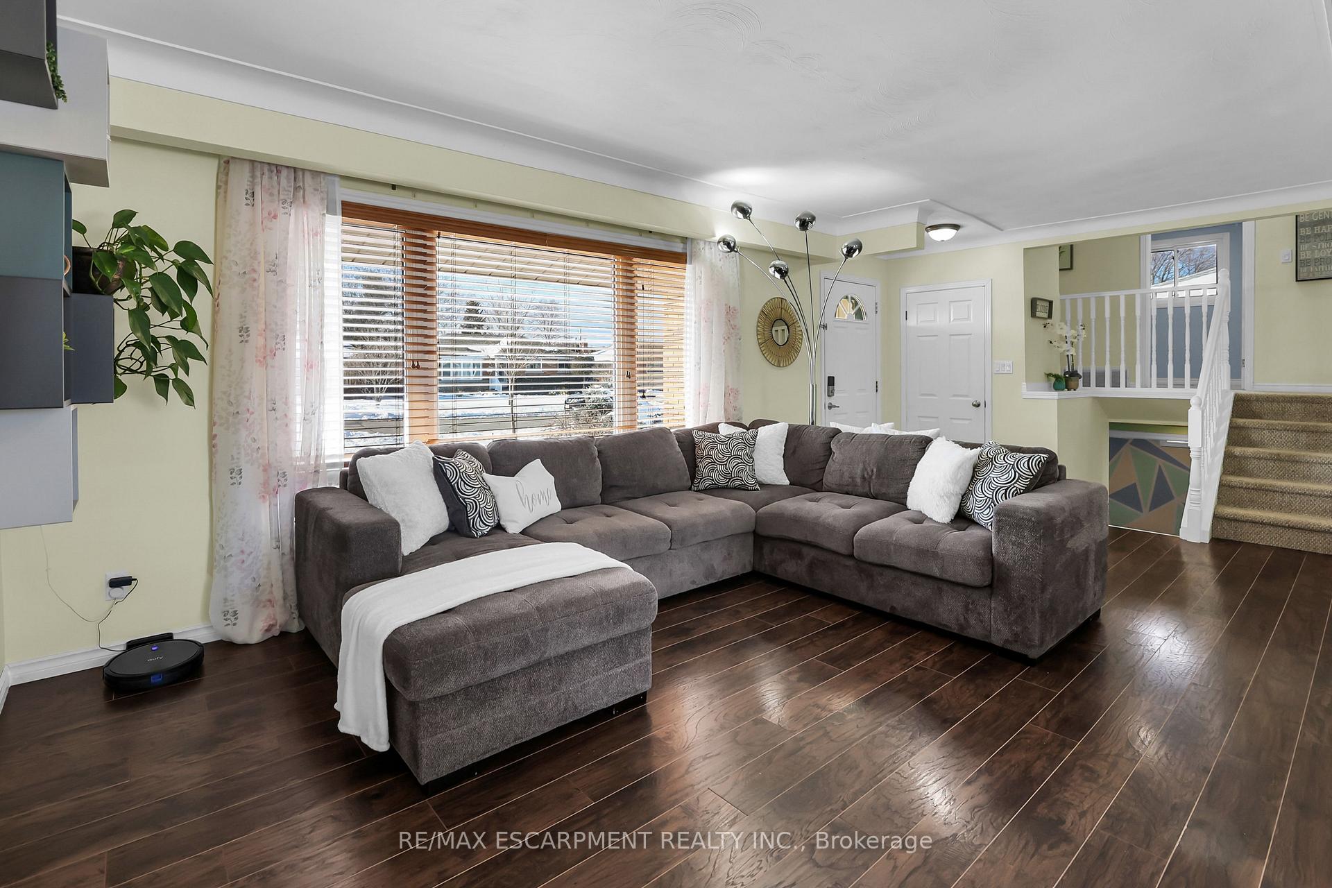 Photo 3 of 39 Diana Avenue, Grimsby, Grimsby Beach — HOMEH