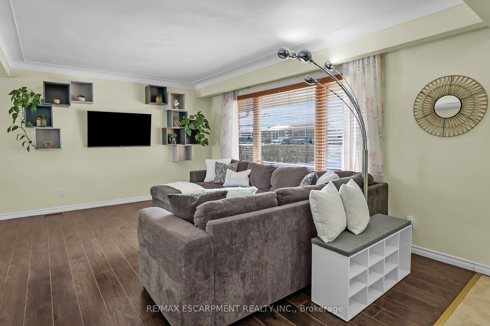 Photo 4 of 39 Diana Avenue, Grimsby, Grimsby Beach — HOMEH