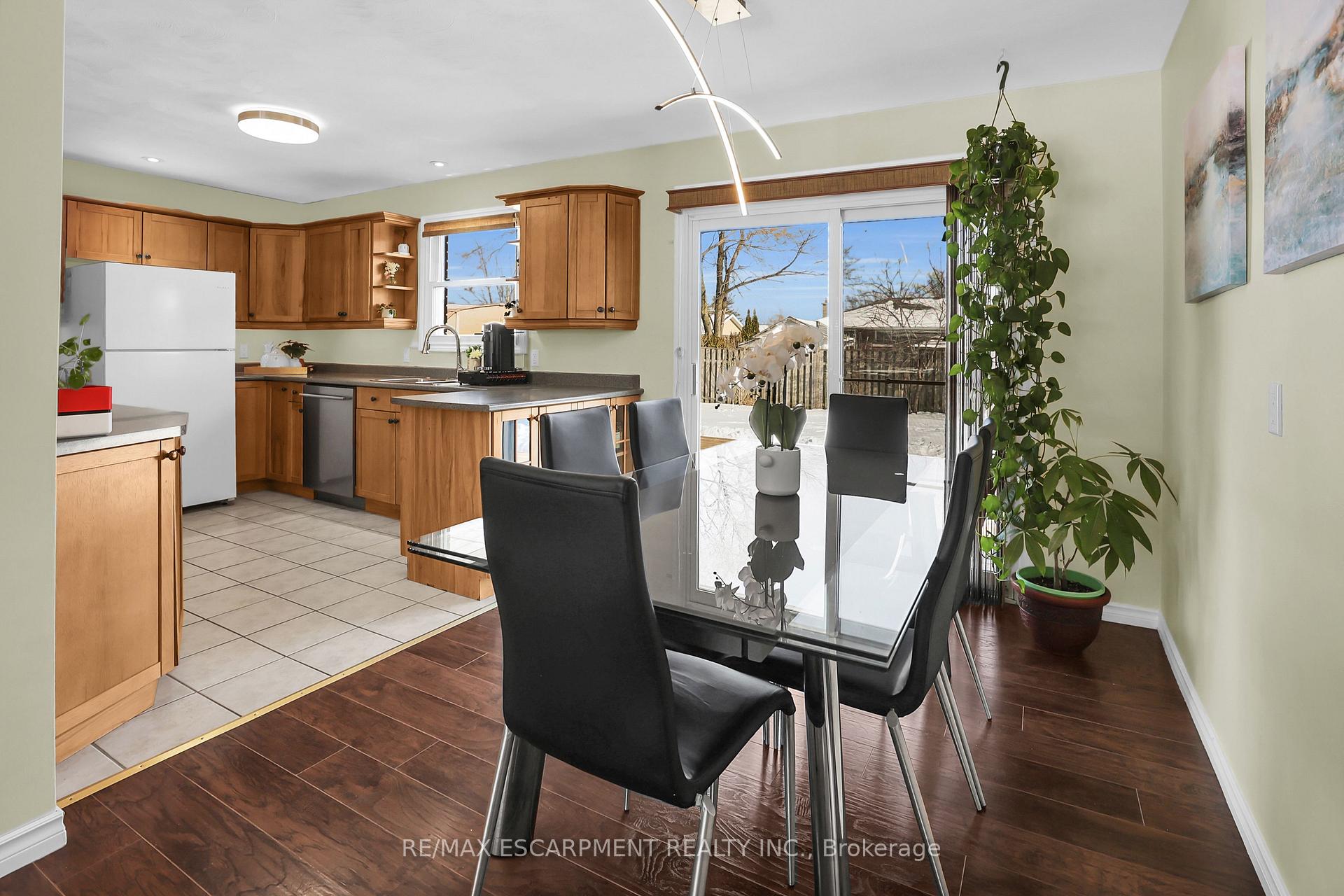 Photo 6 of 39 Diana Avenue, Grimsby, Grimsby Beach — HOMEH