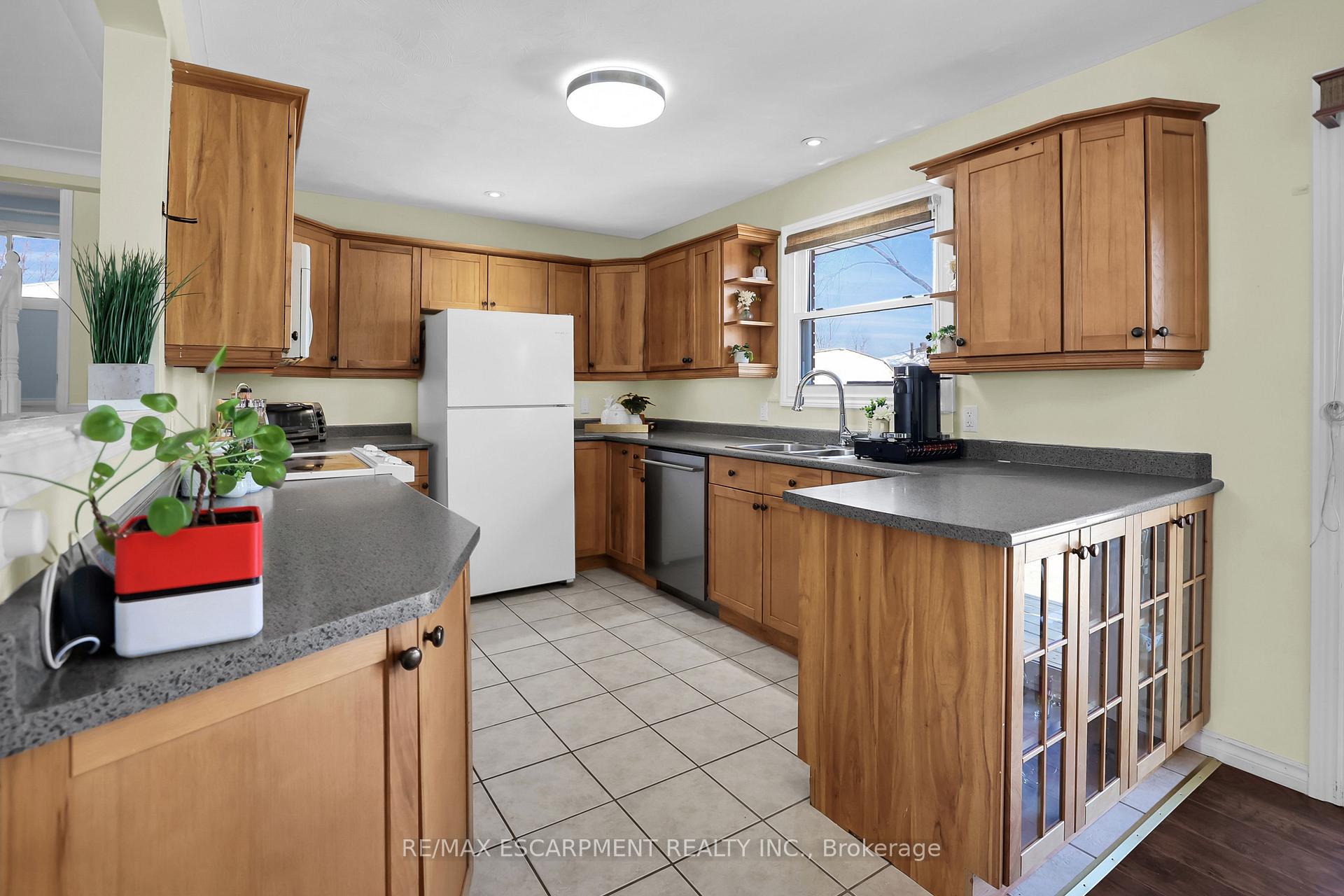 Photo 7 of 39 Diana Avenue, Grimsby, Grimsby Beach — HOMEH