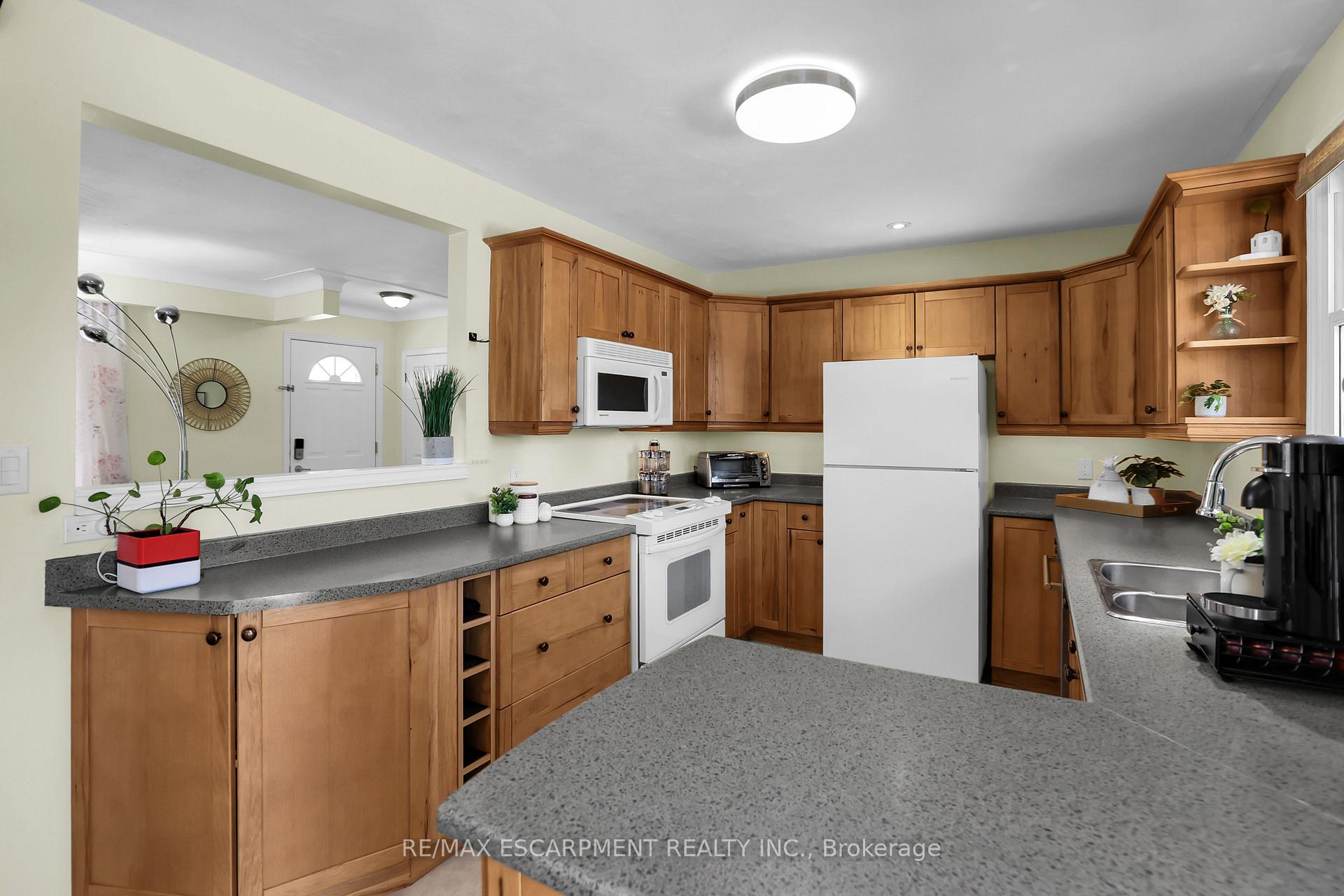 Photo 8 of 39 Diana Avenue, Grimsby, Grimsby Beach — HOMEH