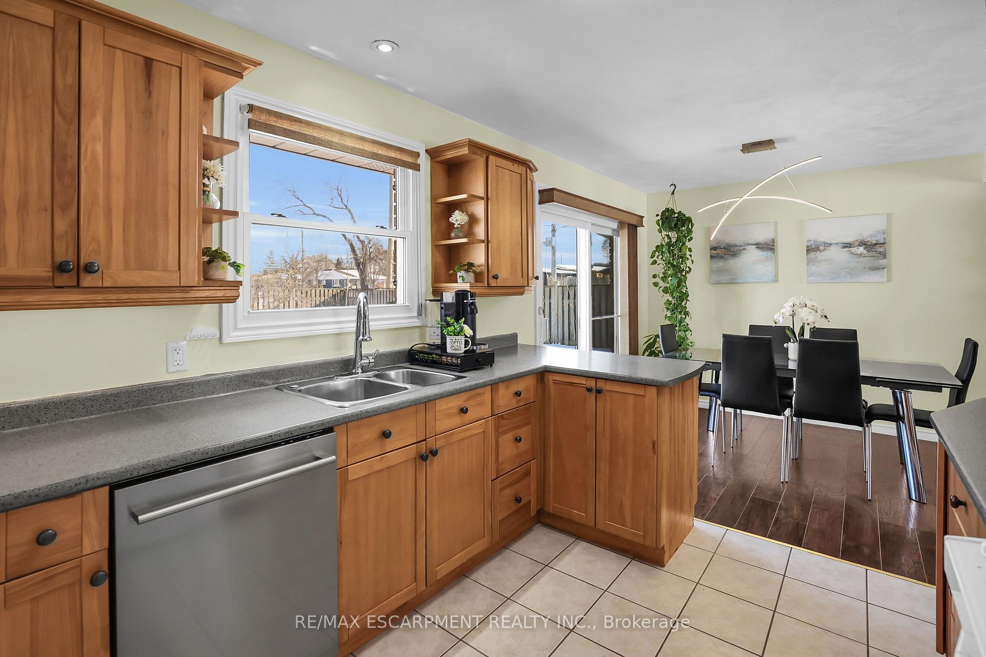 Photo 9 of 39 Diana Avenue, Grimsby, Grimsby Beach — HOMEH