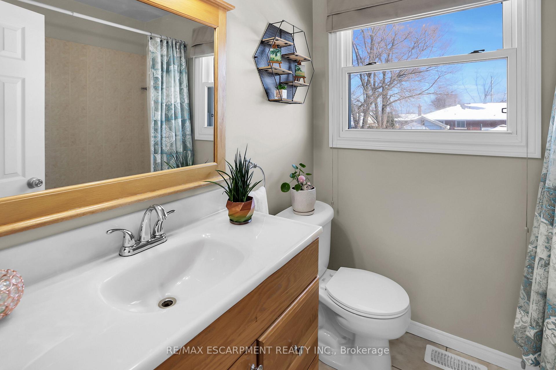 Photo 17 of 39 Diana Avenue, Grimsby, Grimsby Beach — HOMEH