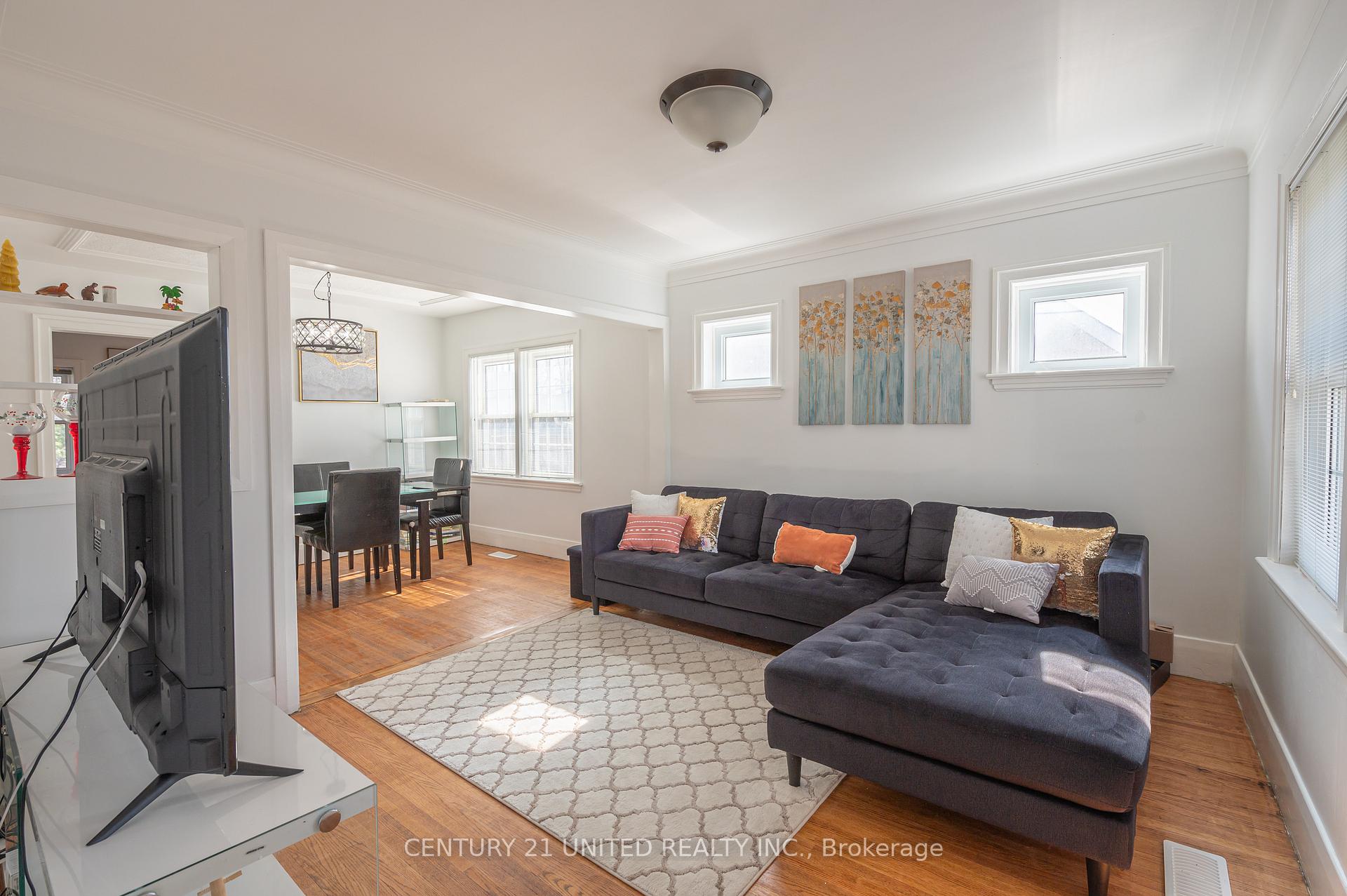 Photo 10 of 741 Third Avenue, Peterborough, Otonabee Ward 1 — HOMEH
