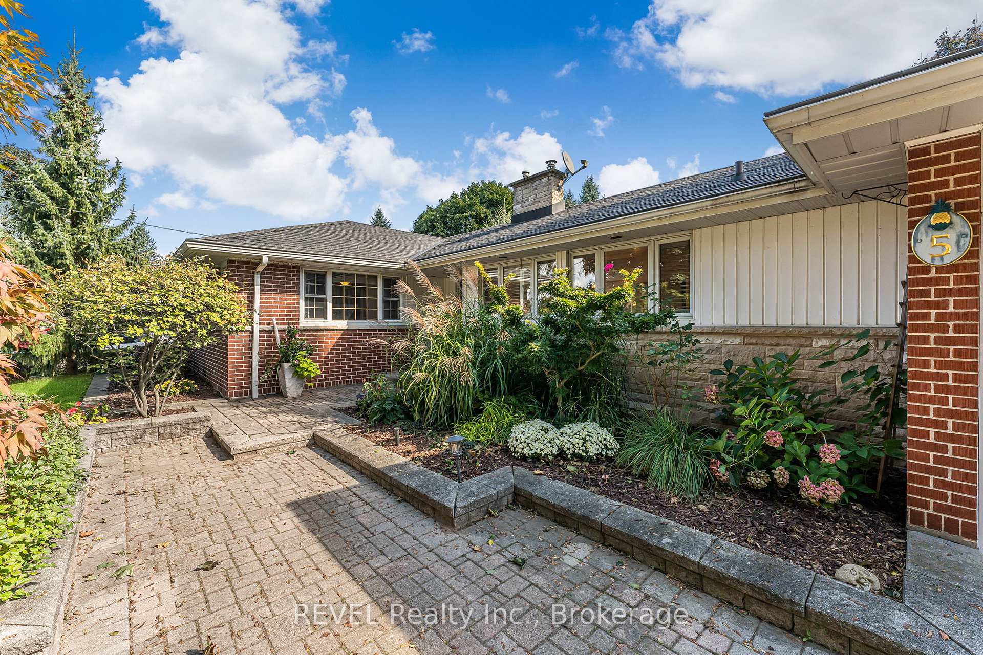 Photo 2 of 5 Cherryhill Drive, Grimsby, Grimsby East — HOMEH