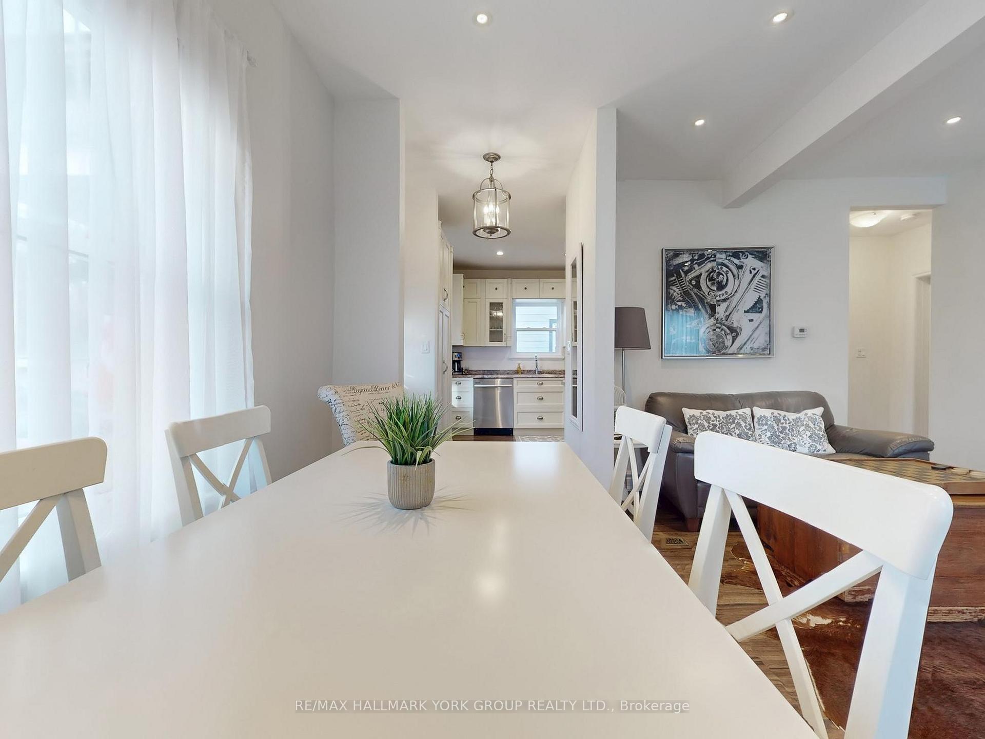 Photo 6 of 21 Irwin Avenue, Aurora, Aurora Village — HOMEH