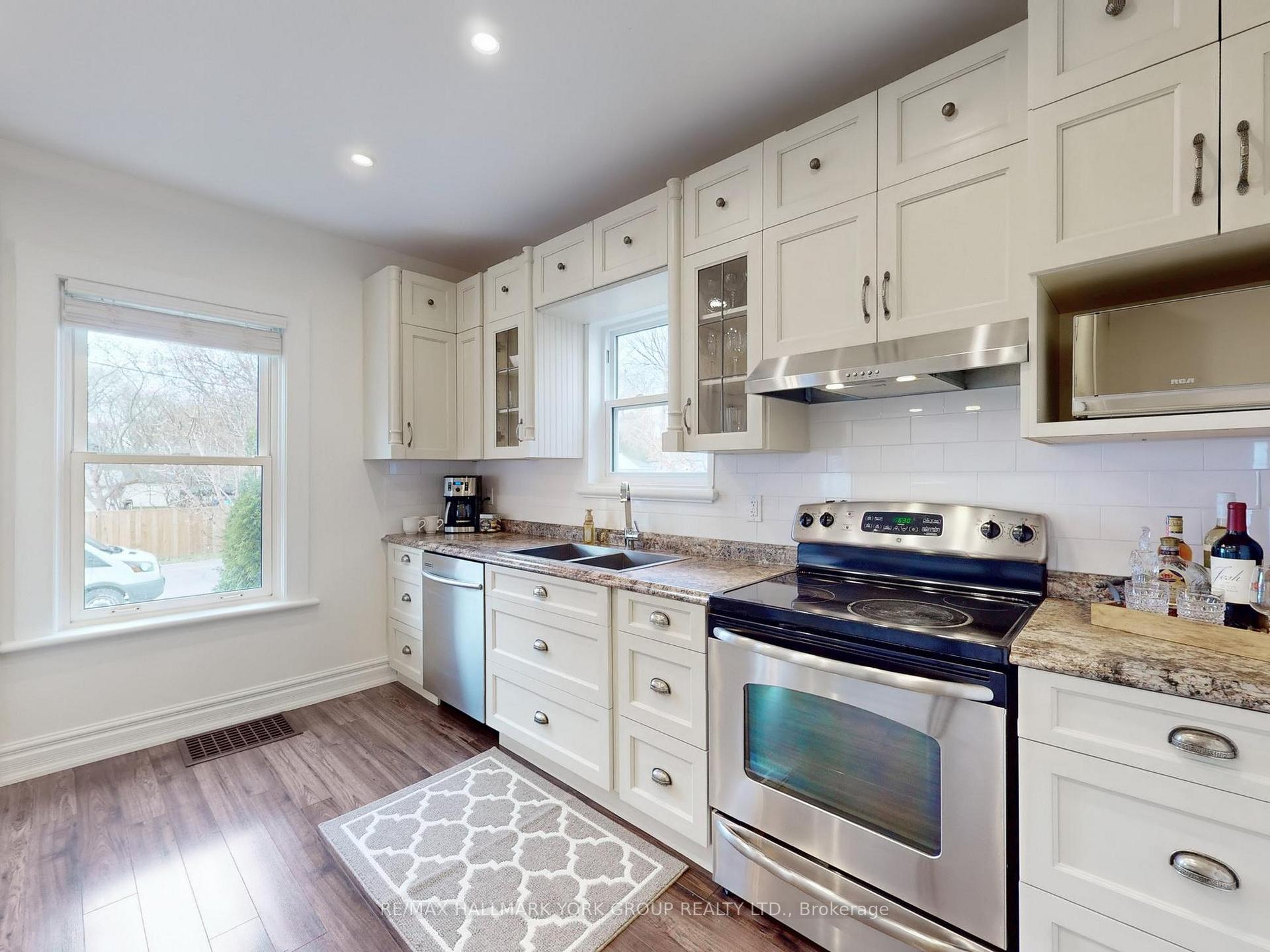 Photo 5 of 21 Irwin Avenue, Aurora, Aurora Village — HOMEH