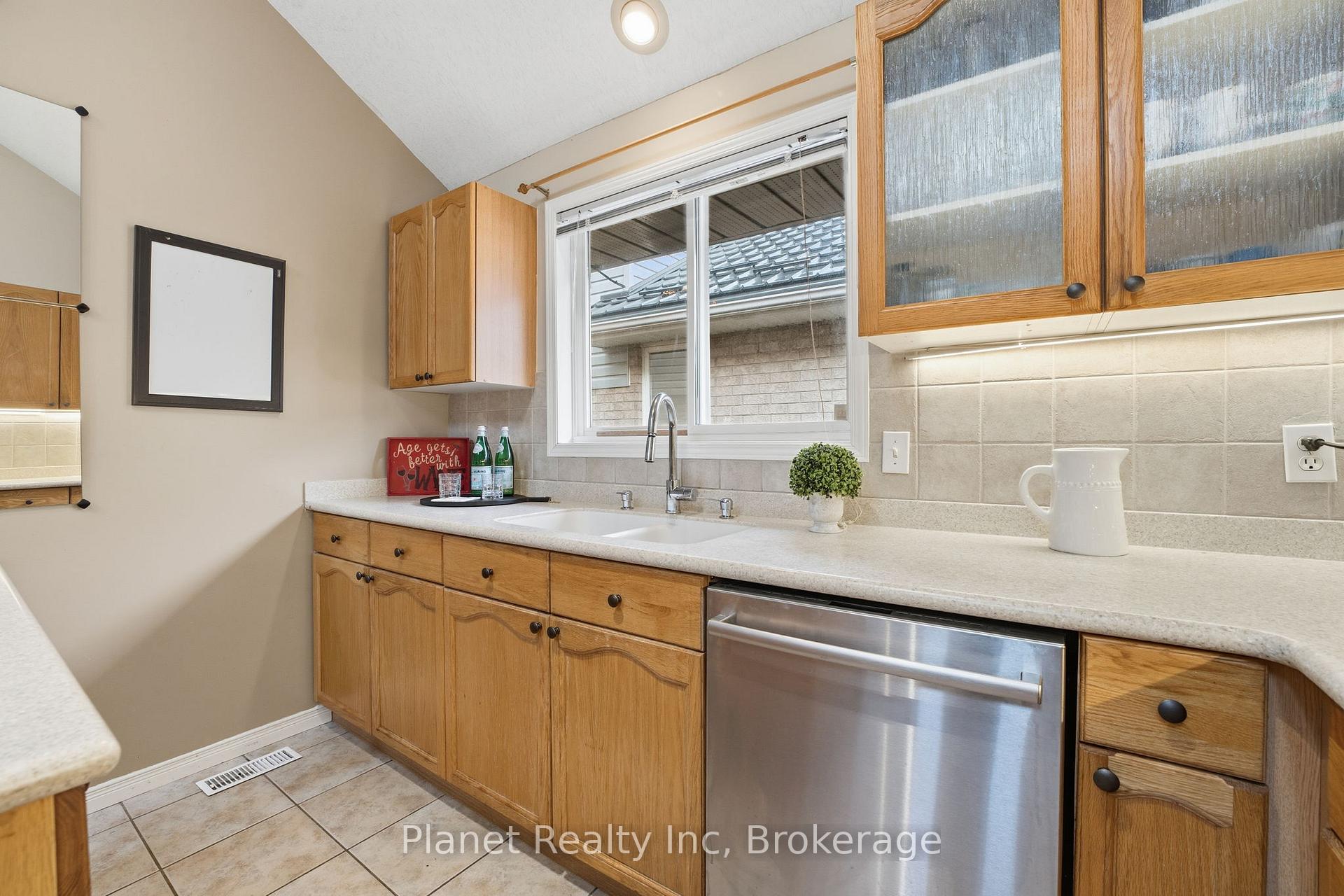 Photo 10 of 24 Fletcher Court, Guelph, Grange Road — HOMEH