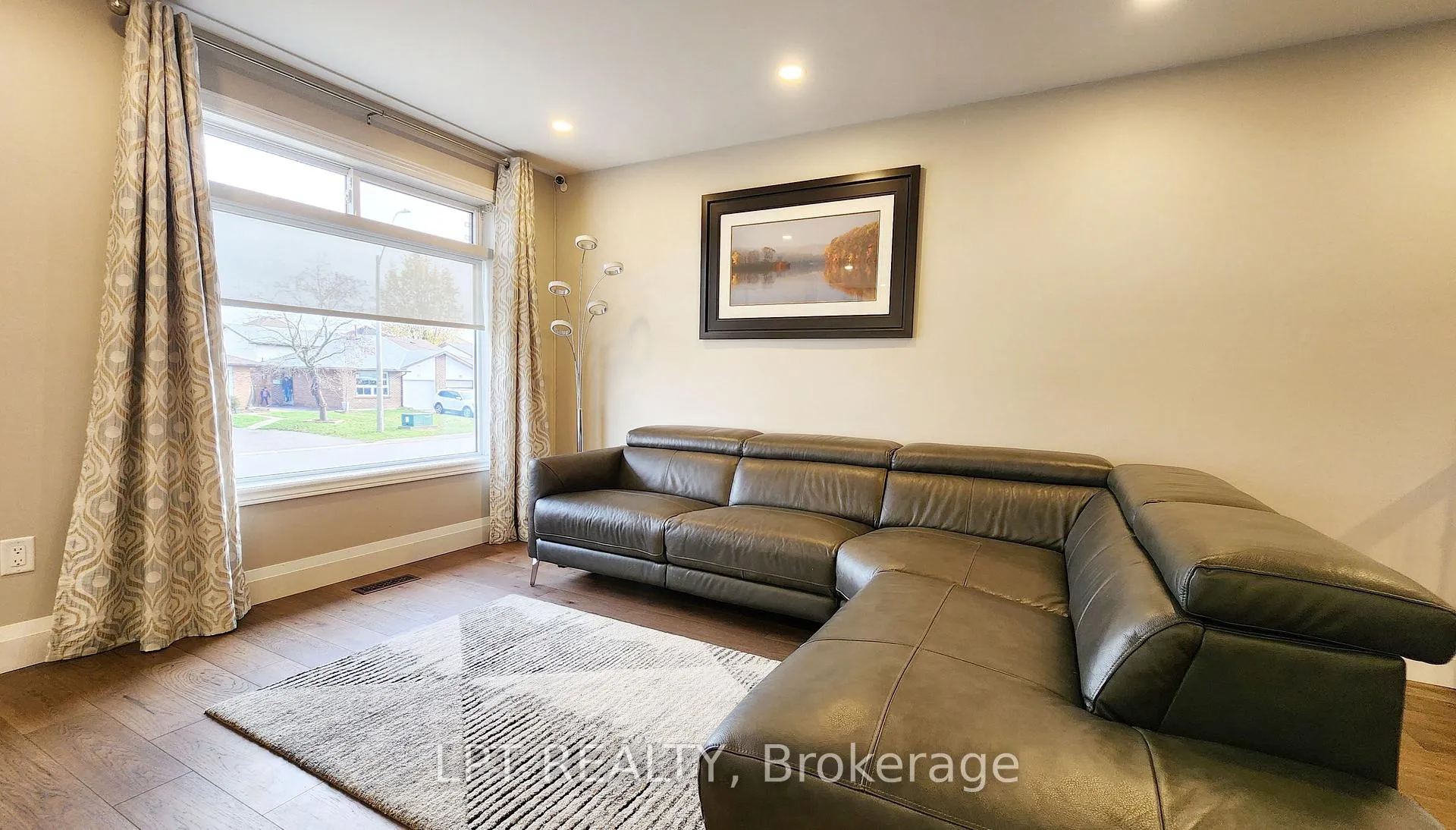 Photo 7 of 48 Maplehurst Crescent, Barrie, Cundles East — HOMEH