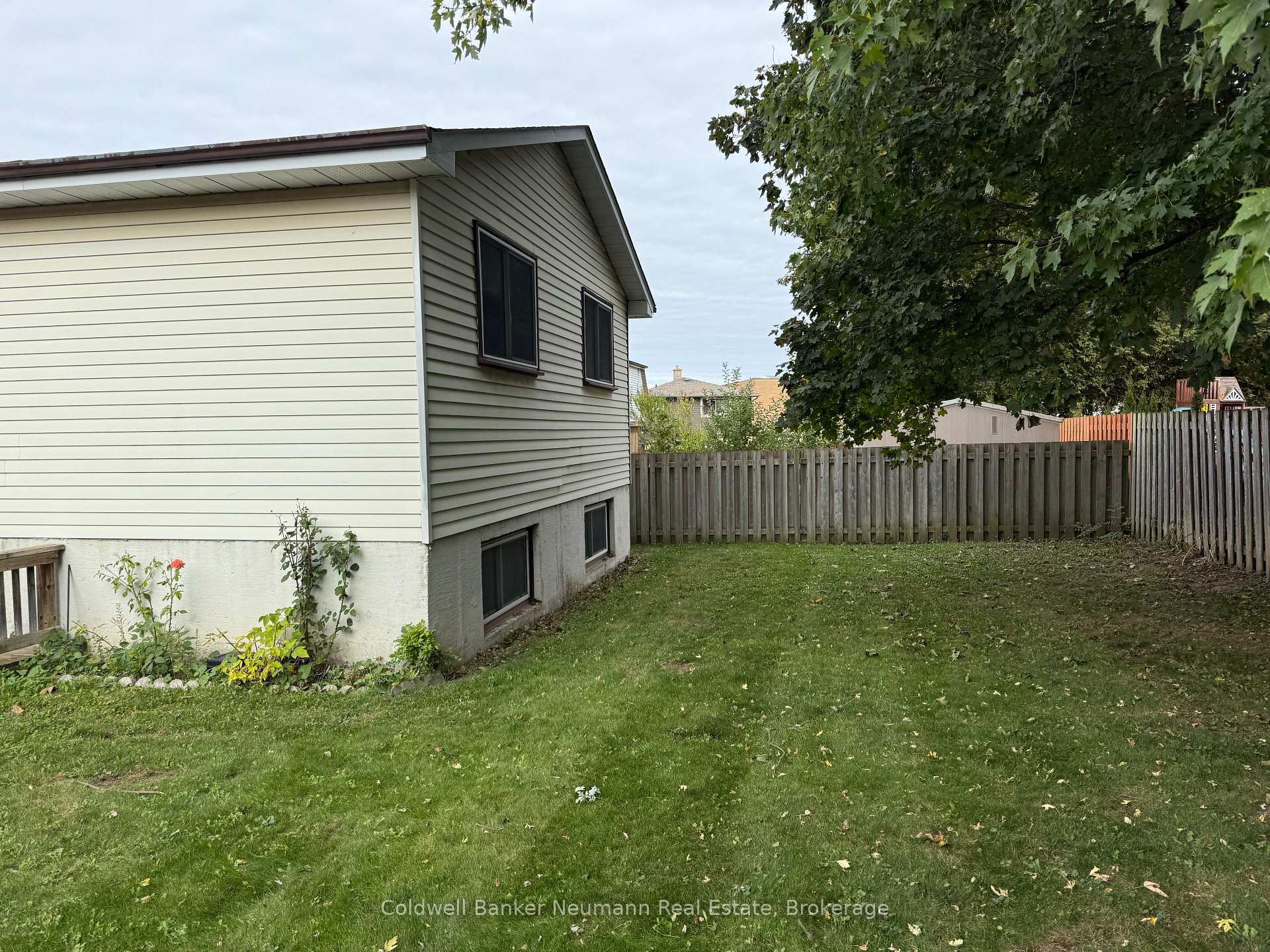 Photo 2 of 125 Queensdale Crescent, Guelph, Willow West/Sugarbush/West Acres — HOMEH