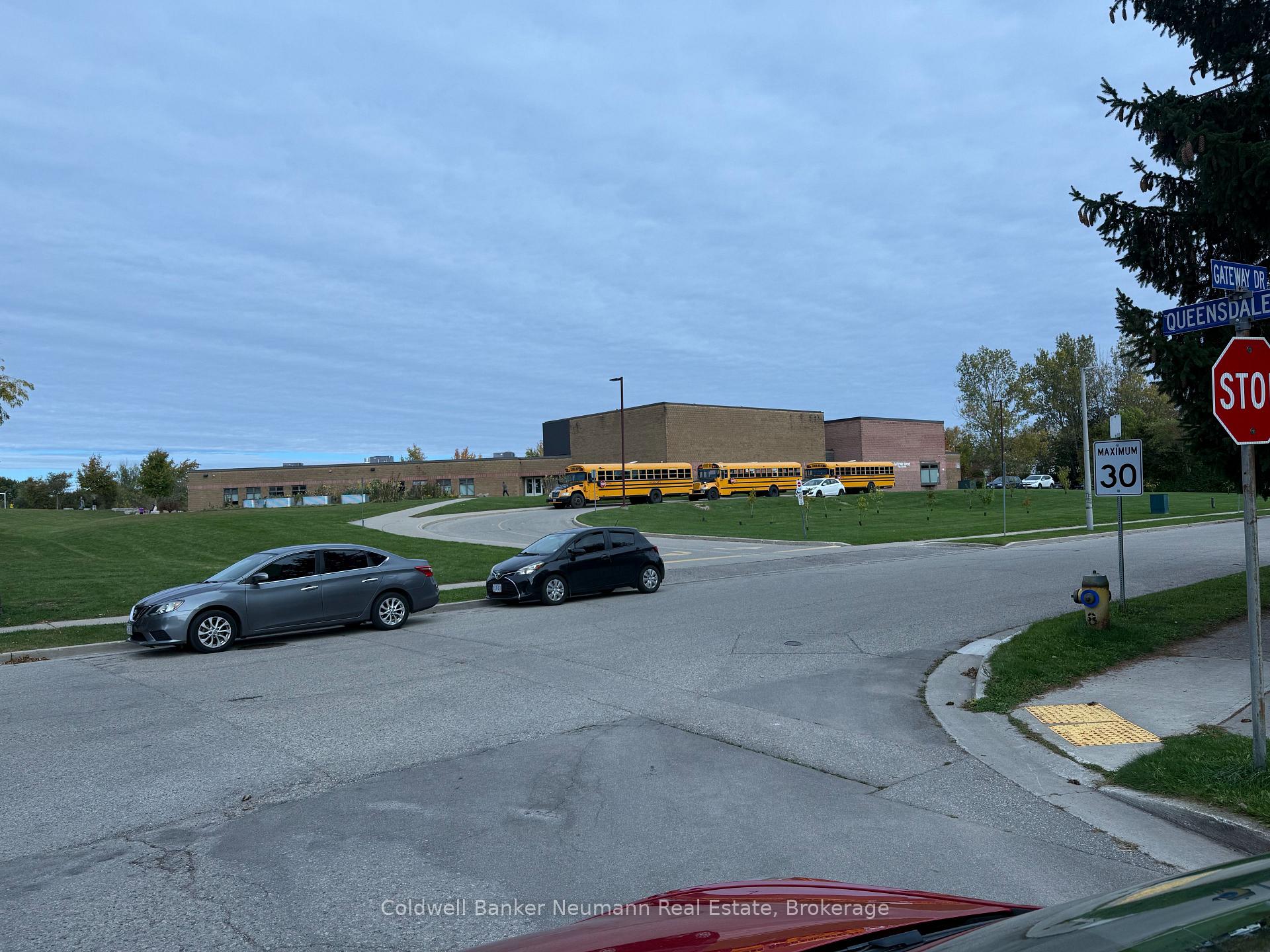 Photo 4 of 125 Queensdale Crescent, Guelph, Willow West/Sugarbush/West Acres — HOMEH