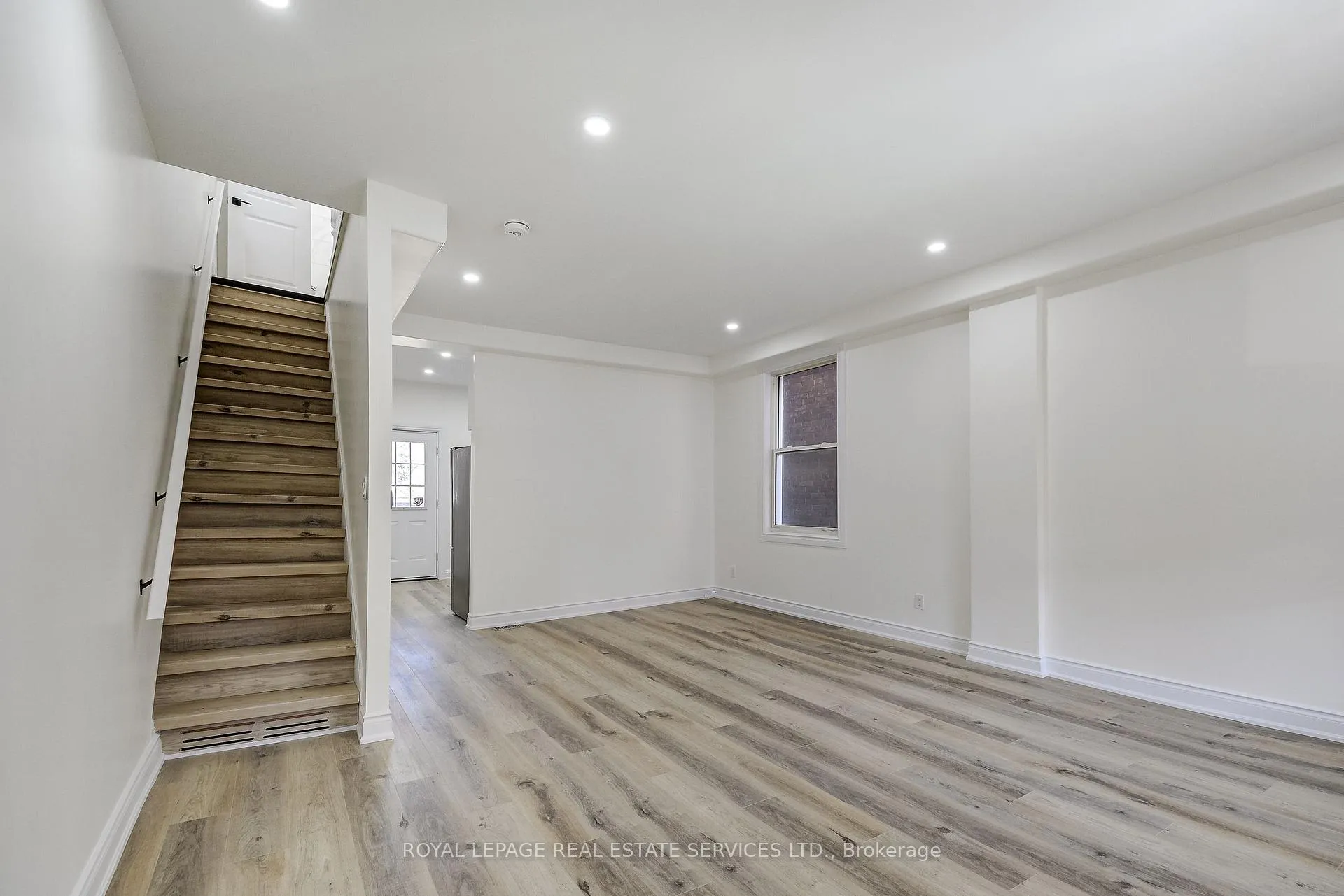 Photo 3 of 35 Fairleigh Avenue N, Hamilton, Gibson — HOMEH