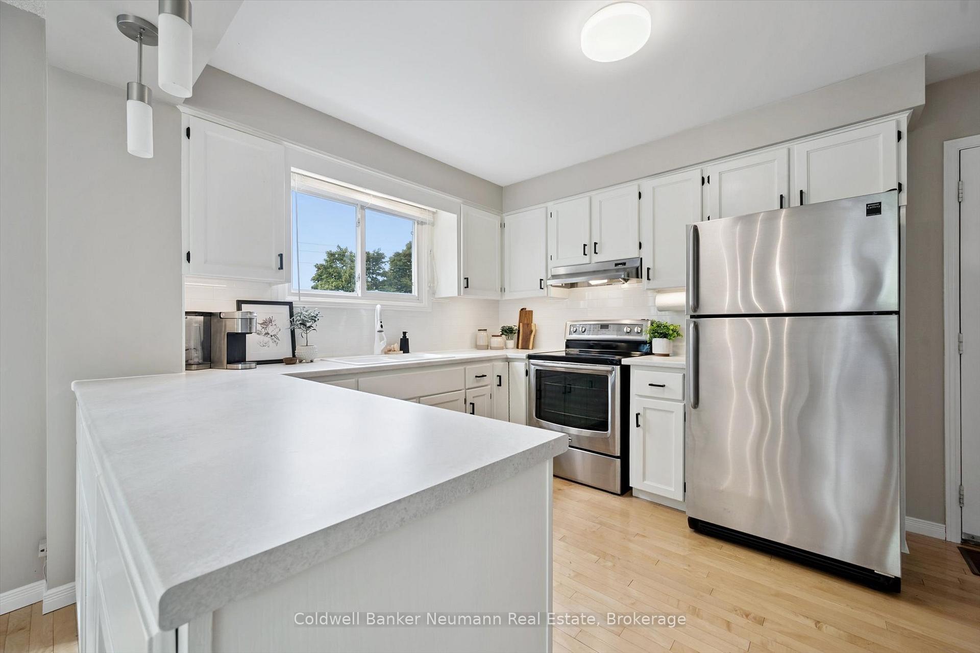 Photo 12 of 46 Dunhill Crescent, Guelph, Willow West/Sugarbush/West Acres — HOMEH