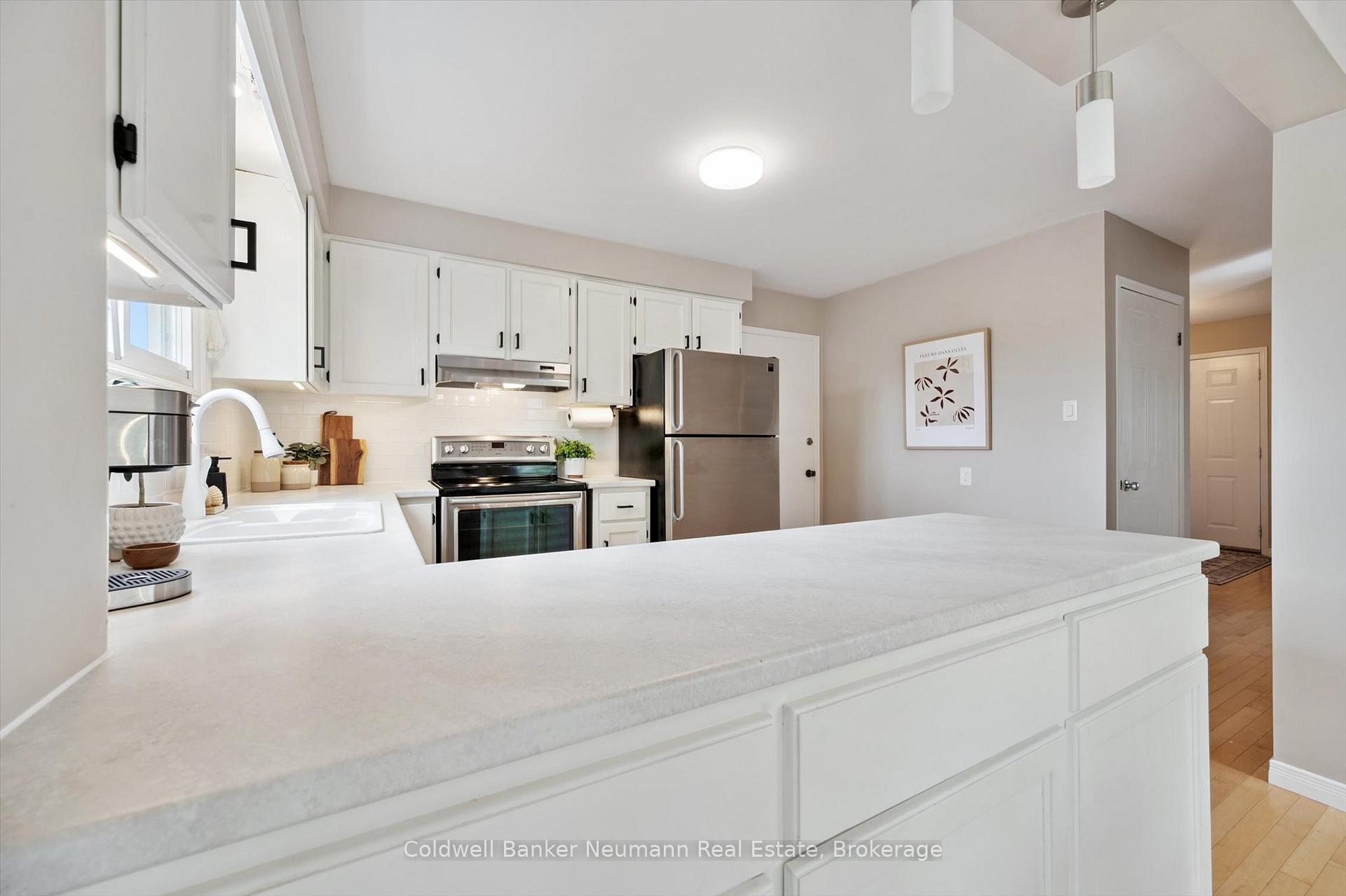 Photo 13 of 46 Dunhill Crescent, Guelph, Willow West/Sugarbush/West Acres — HOMEH