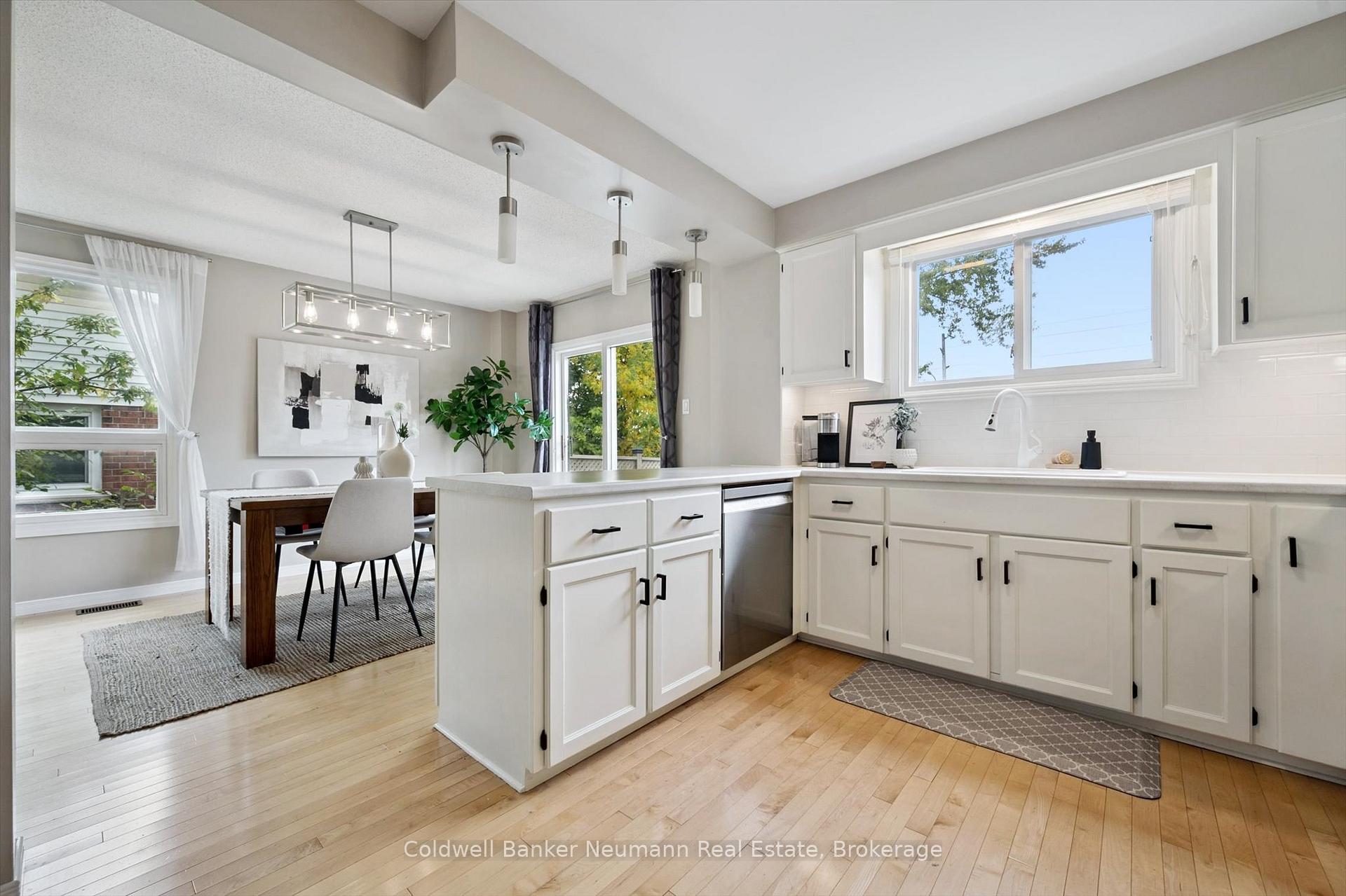 Photo 15 of 46 Dunhill Crescent, Guelph, Willow West/Sugarbush/West Acres — HOMEH