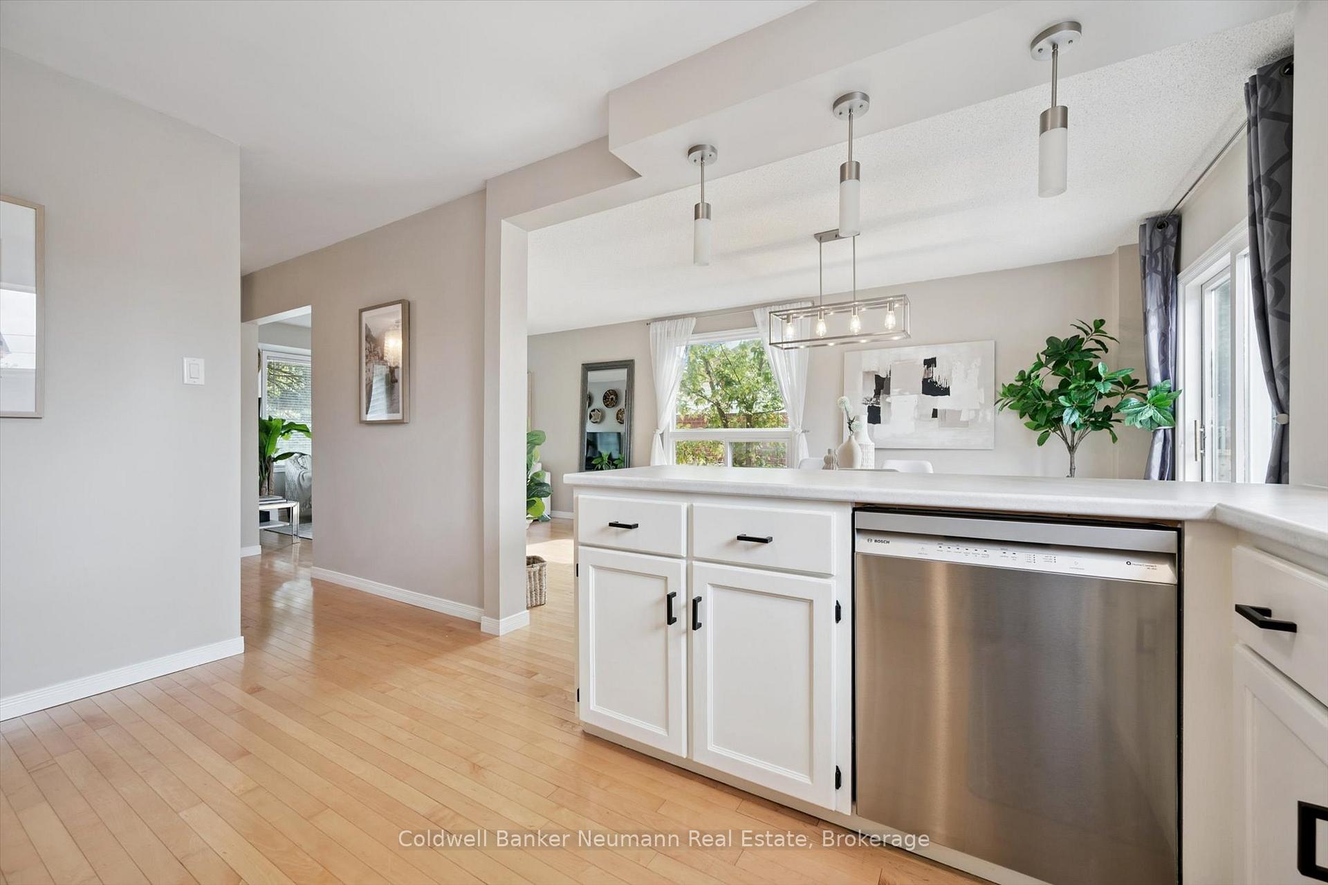 Photo 16 of 46 Dunhill Crescent, Guelph, Willow West/Sugarbush/West Acres — HOMEH