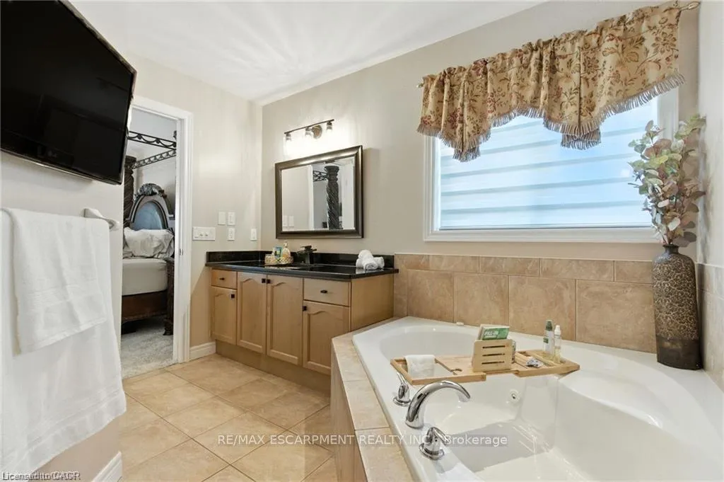 Photo 27 of 11 Silverspring Crescent, Hamilton, Rural Glanbrook — HOMEH