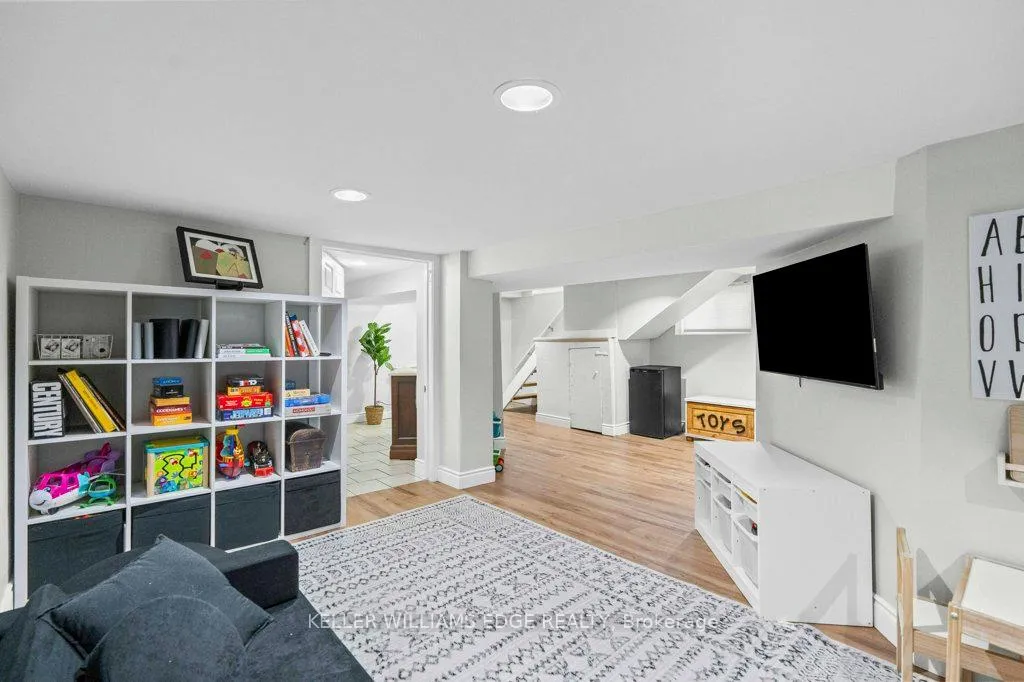 Photo 23 of 18 Park Row N, Hamilton, Crown Point — HOMEH