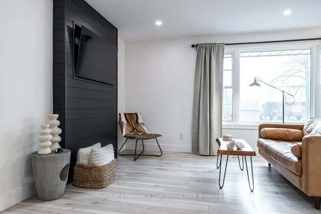 Photo 3 of 283 Redford Crescent, Stratford — HOMEH
