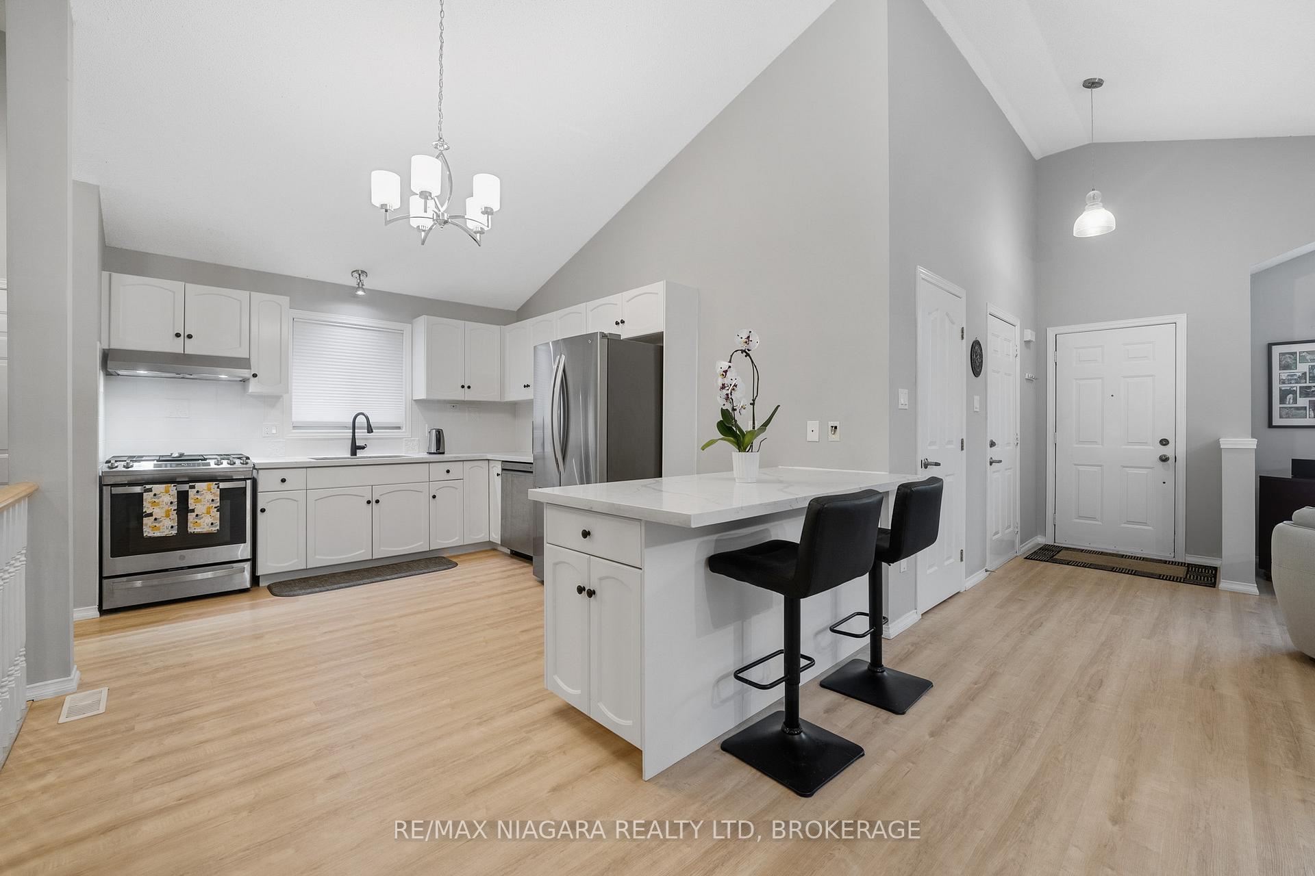 Photo 12 of 53 Aspen Drive, Grimsby, Grimsby West — HOMEH