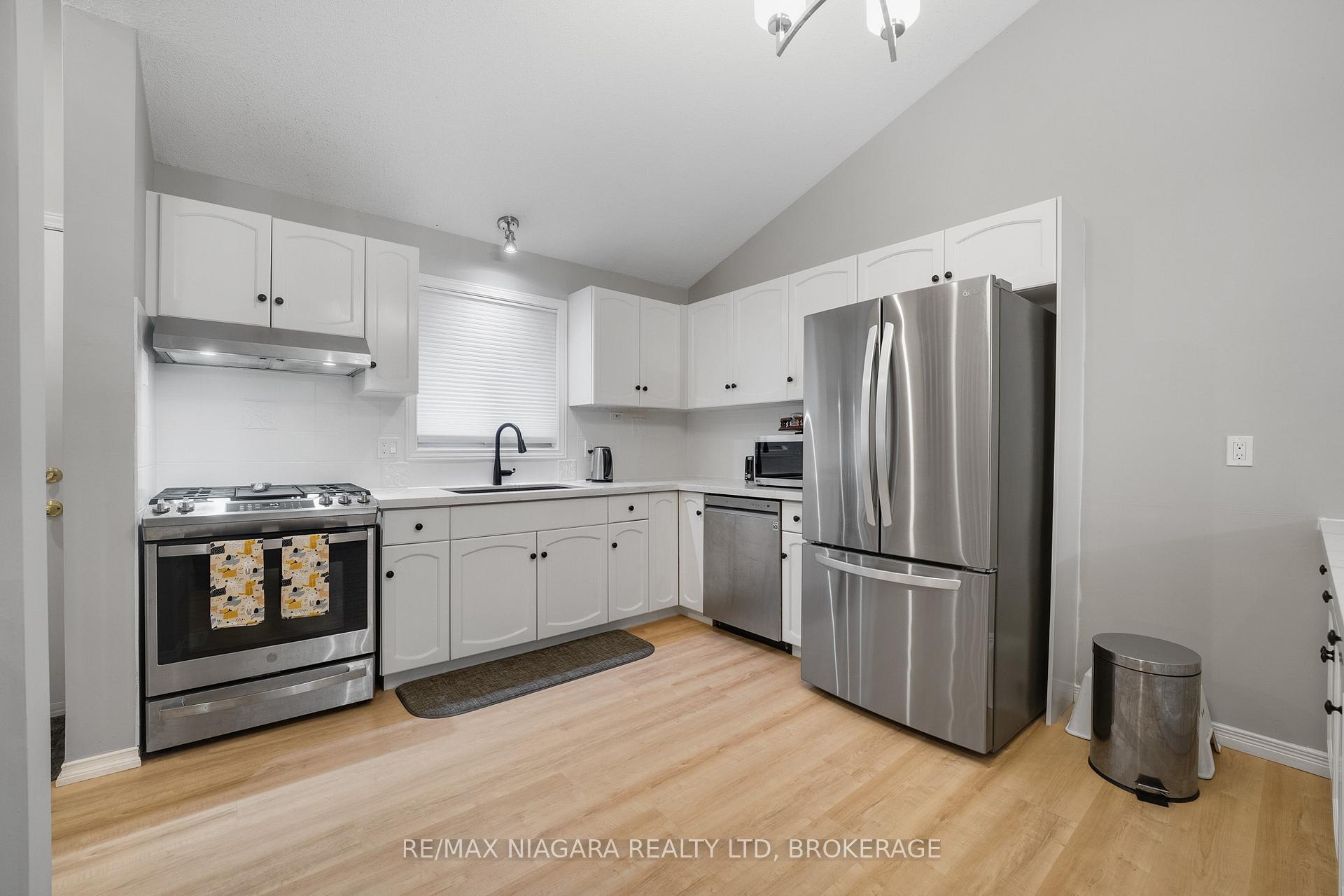 Photo 13 of 53 Aspen Drive, Grimsby, Grimsby West — HOMEH