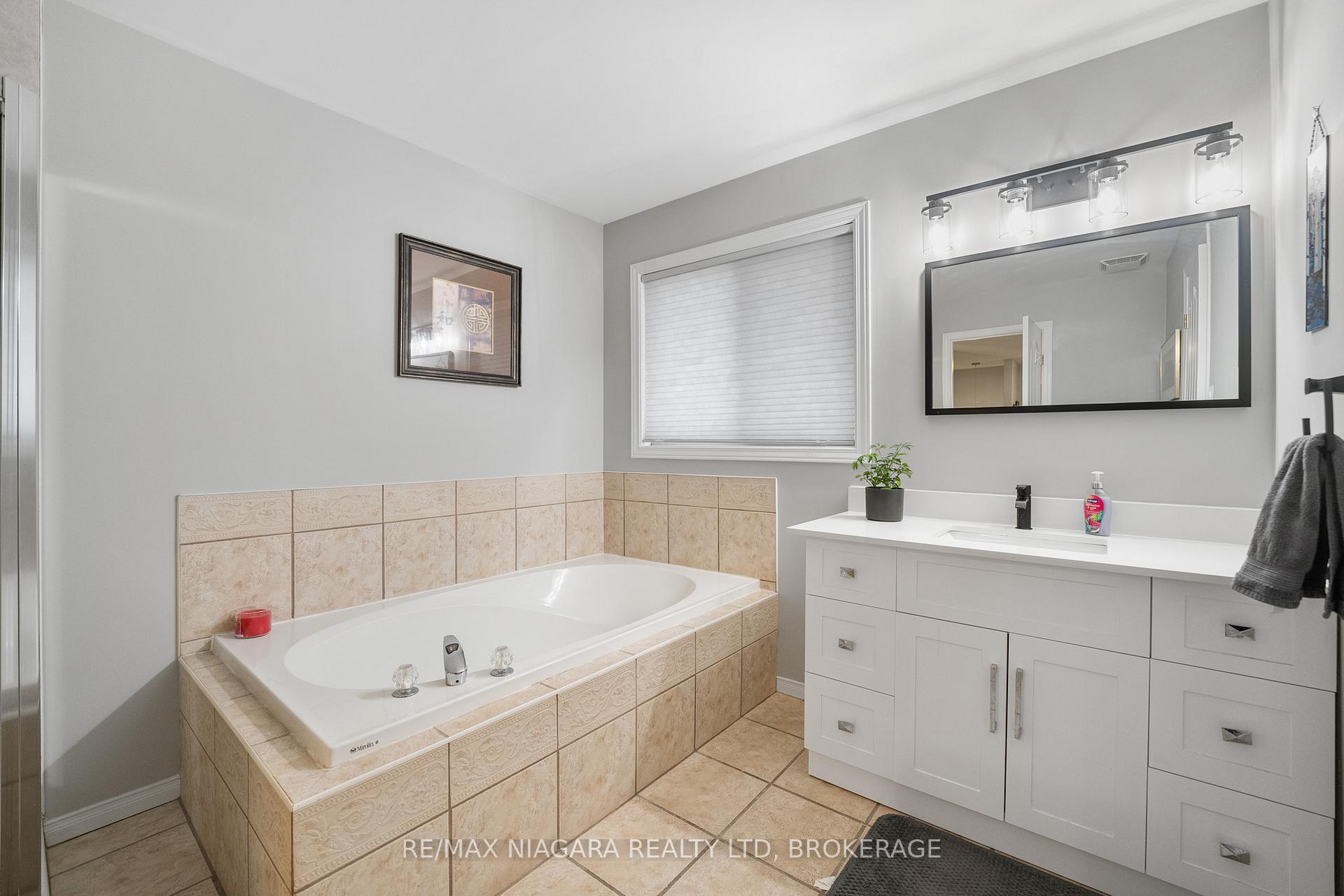 Photo 19 of 53 Aspen Drive, Grimsby, Grimsby West — HOMEH