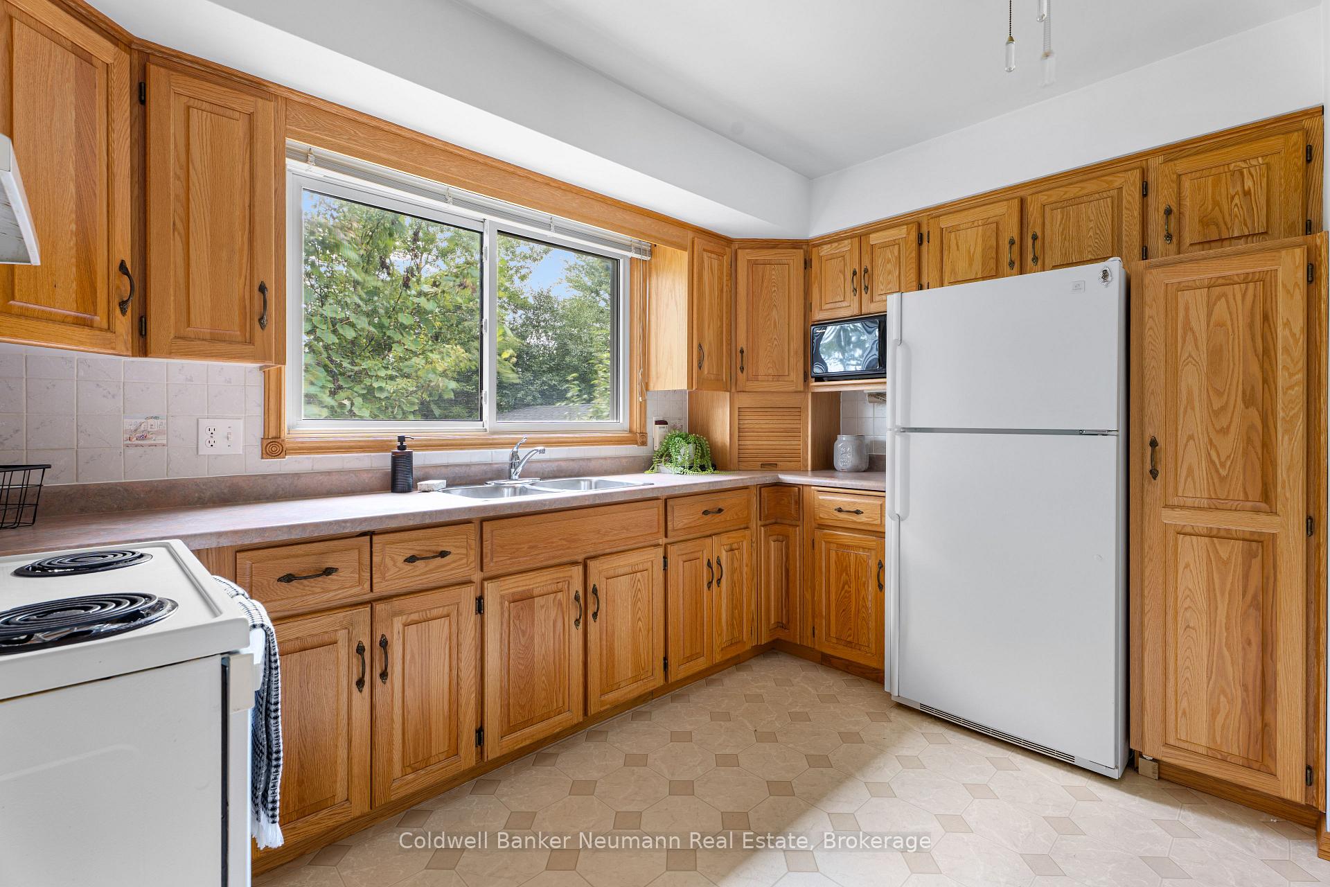 Photo 10 of 54 Glenburnie Drive, Guelph, Grange Road — HOMEH