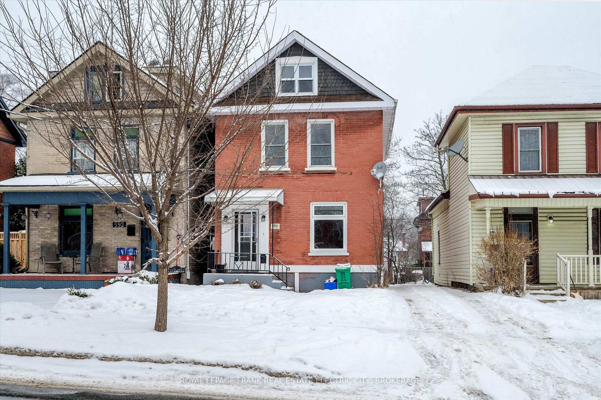 Front of 590 Sherbrooke Street