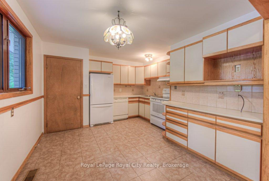 Photo 10 of 36 Argyle Drive, Guelph, Dovercliffe Park/Old University — HOMEH