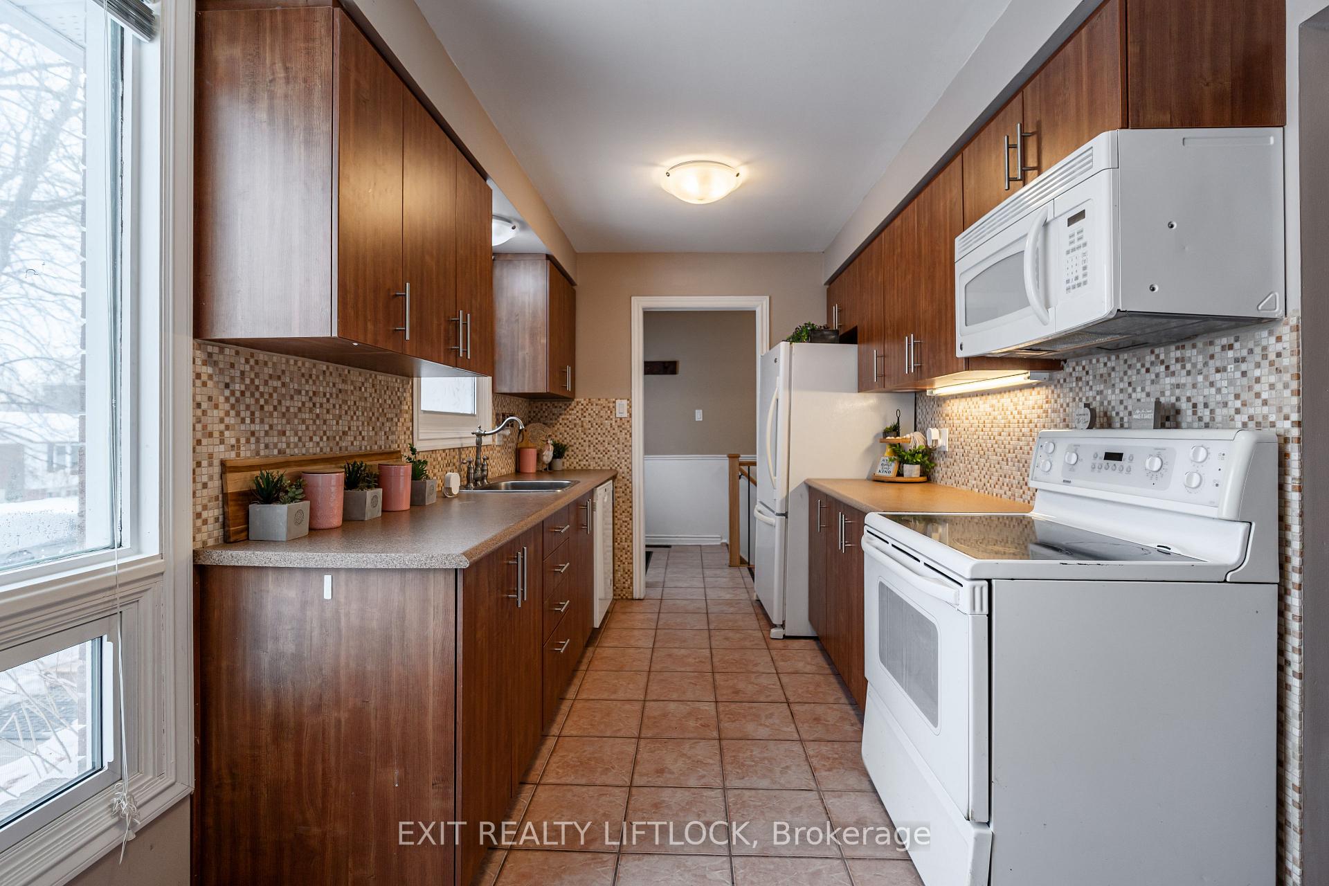 Photo 5 of 949 Golfview Road, Peterborough, Otonabee Ward 1 — HOMEH