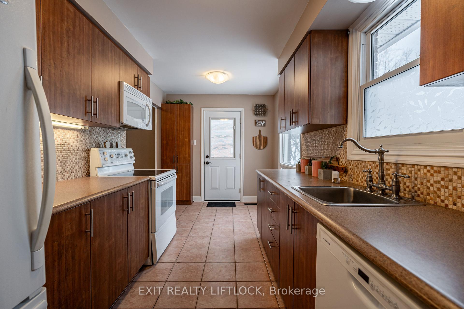 Photo 6 of 949 Golfview Road, Peterborough, Otonabee Ward 1 — HOMEH