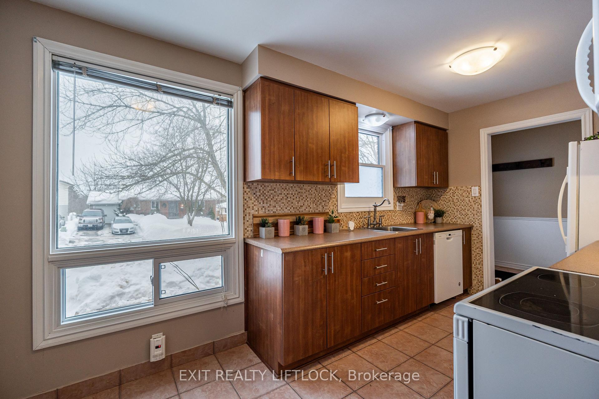 Photo 7 of 949 Golfview Road, Peterborough, Otonabee Ward 1 — HOMEH