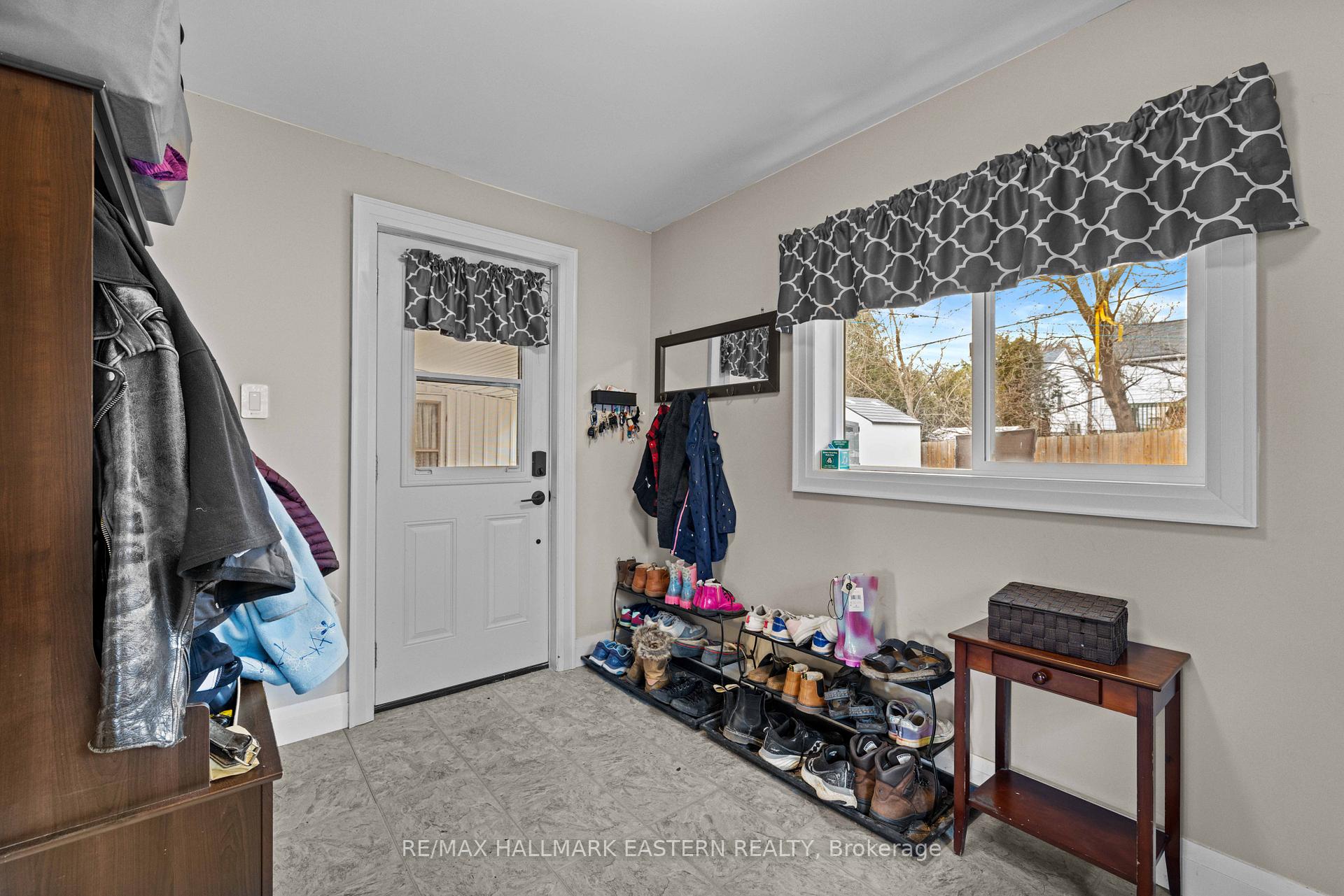 Photo 4 of 647 Park Street N, Peterborough, Northcrest Ward 5 — HOMEH