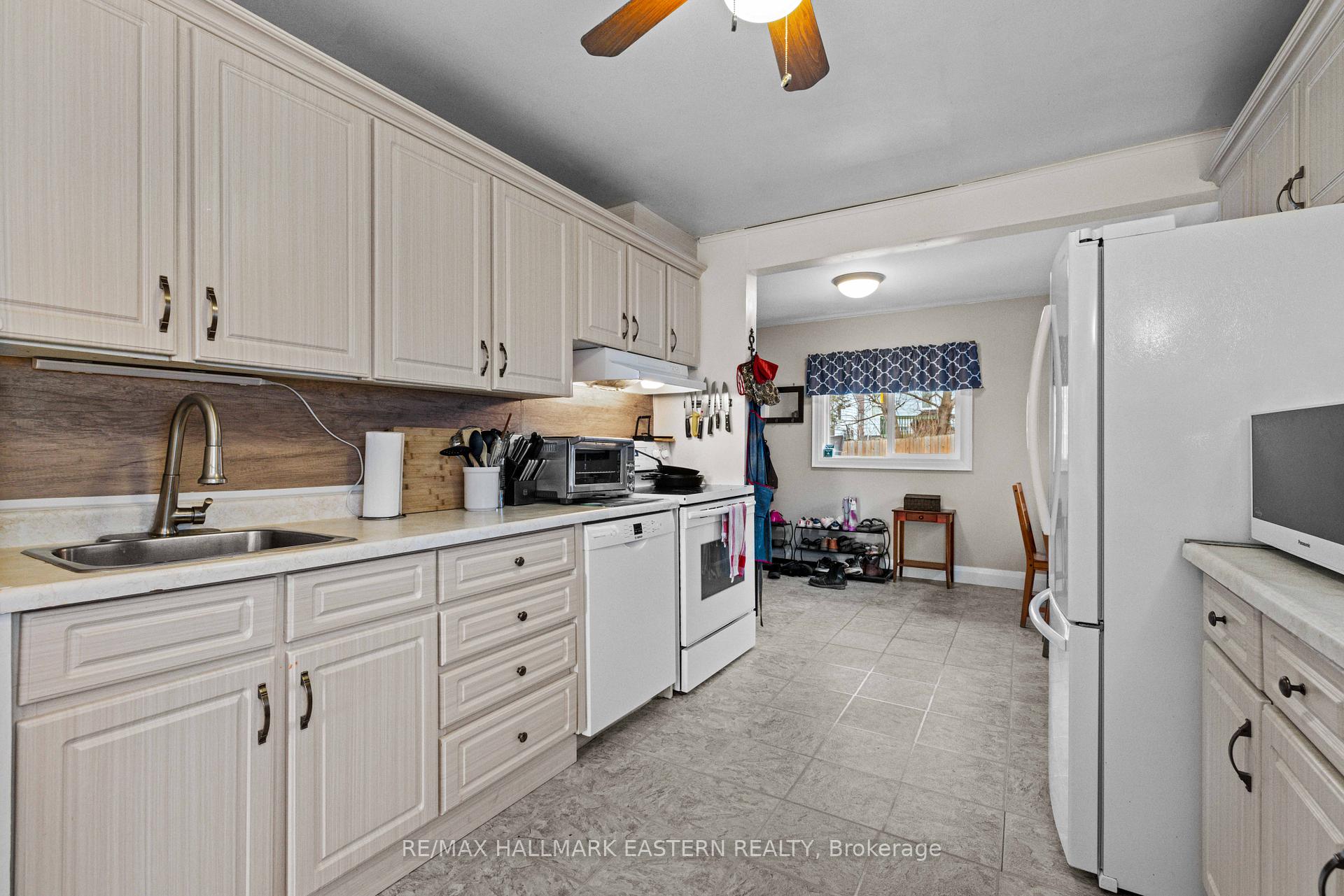Photo 6 of 647 Park Street N, Peterborough, Northcrest Ward 5 — HOMEH